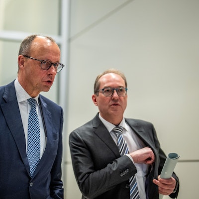 29.01.2024, Berlin: Friedrich Merz, CDU-Bundesvorsitzender und Fraktionsvorsitzender der CDU/CSU-Fraktion im Bundestag (l) kommt mit Alexander Dobrindt, CSU-Landesgruppenchef, um ein Pressestatement abzugeben vor Beginn der CDU/CSU Fraktionssitzung. Foto: Michael Kappeler/dpa +++ dpa-Bildfunk +++