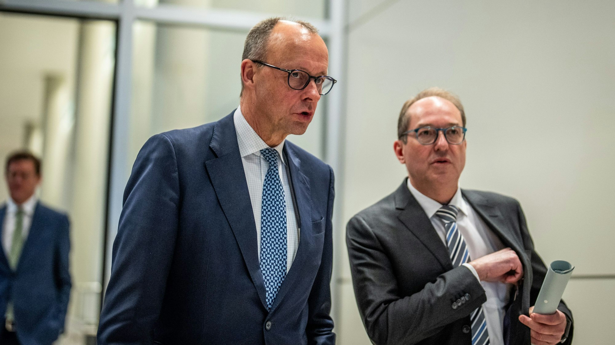 29.01.2024, Berlin: Friedrich Merz, CDU-Bundesvorsitzender und Fraktionsvorsitzender der CDU/CSU-Fraktion im Bundestag (l) kommt mit Alexander Dobrindt, CSU-Landesgruppenchef, um ein Pressestatement abzugeben vor Beginn der CDU/CSU Fraktionssitzung. Foto: Michael Kappeler/dpa +++ dpa-Bildfunk +++