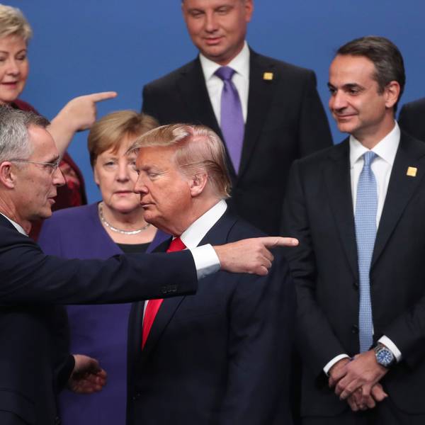 Nato-Generalsekretär Jens Stoltenberg spricht mit Donald Trump und zeigt am Ex-US-Präsidenten vorbei auf etwas außerhalb des Bildes. (Archivbild)