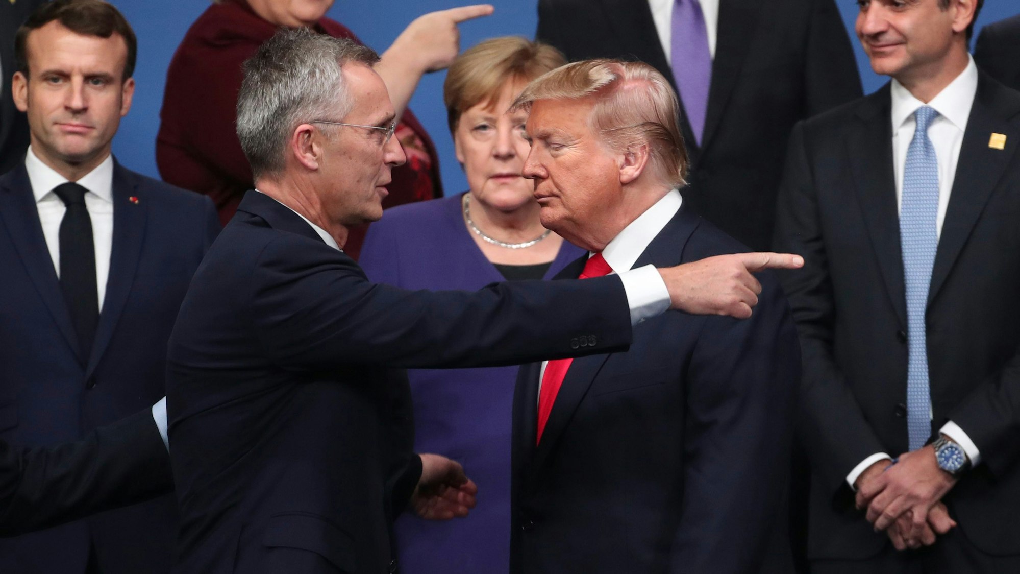 Nato-Generalsekretär Jens Stoltenberg spricht mit Donald Trump und zeigt am Ex-US-Präsidenten vorbei auf etwas außerhalb des Bildes. (Archivbild)