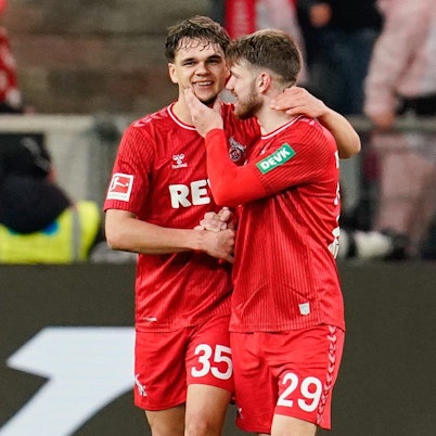 Kölns Torschütze Max Finkgräfe (l.) jubelt mit Kölns Jan Thielmann über das Tor zum 0:1.