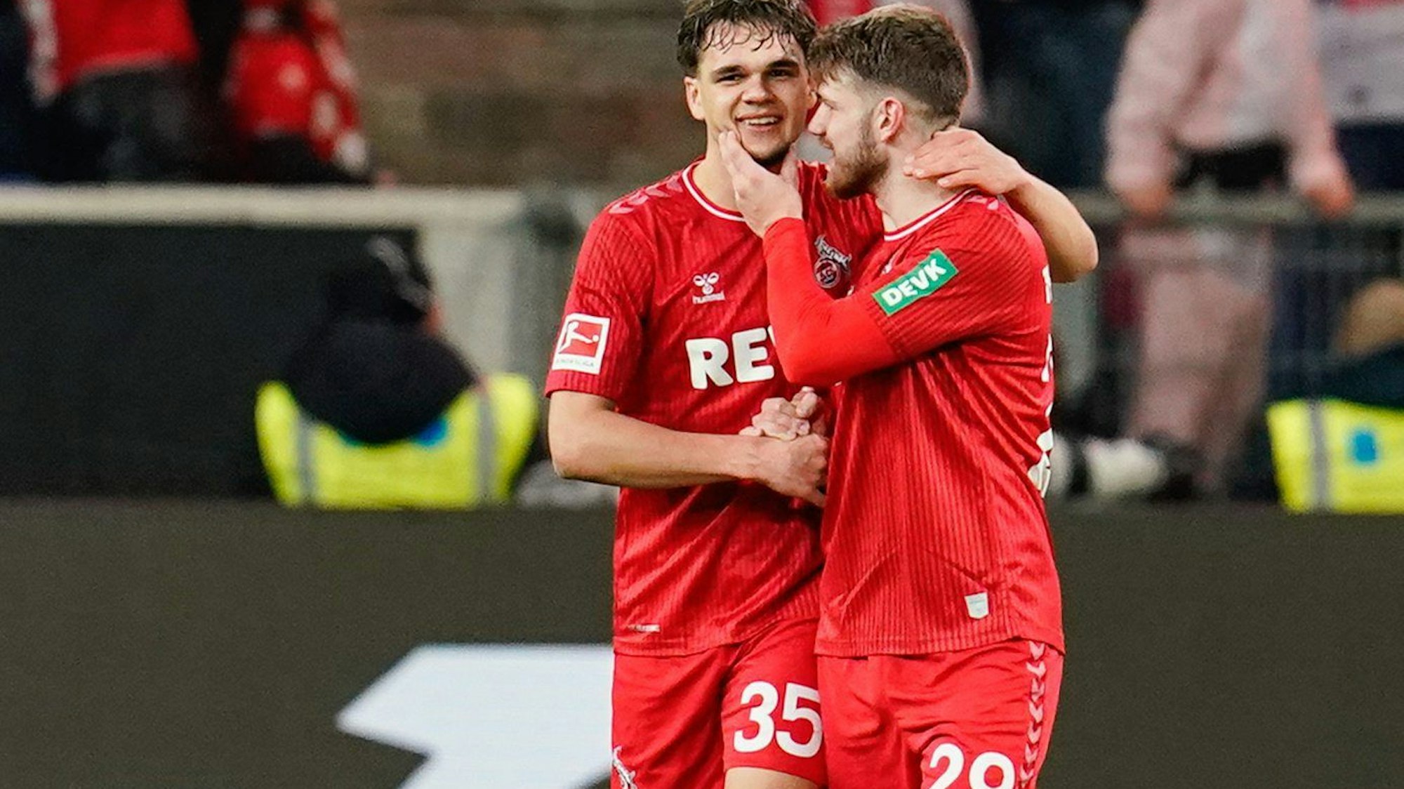 Kölns Torschütze Max Finkgräfe (l.) jubelt mit Kölns Jan Thielmann über das Tor zum 0:1.