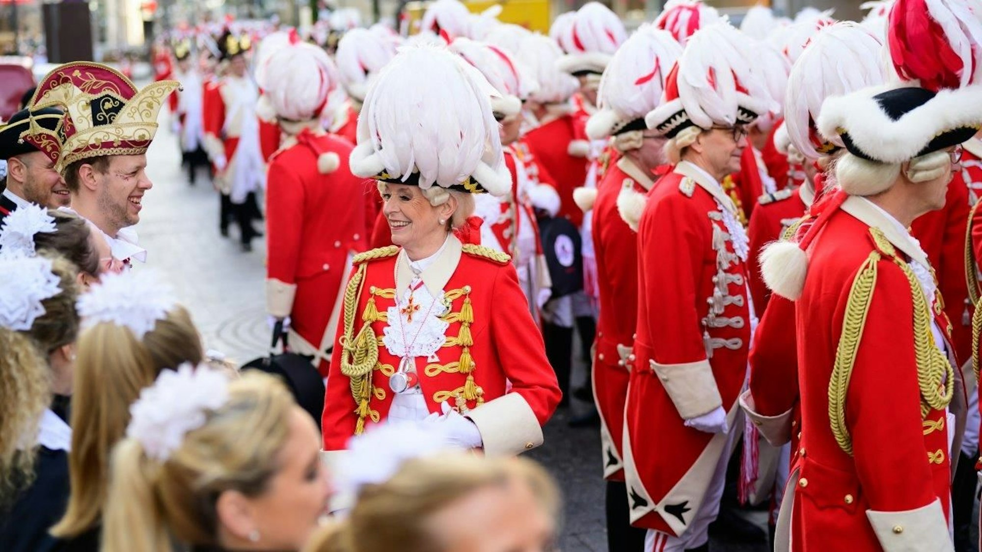 OB Reker beim Funkenbiwak am Karnevalssamstag auf dem Neumarkt.