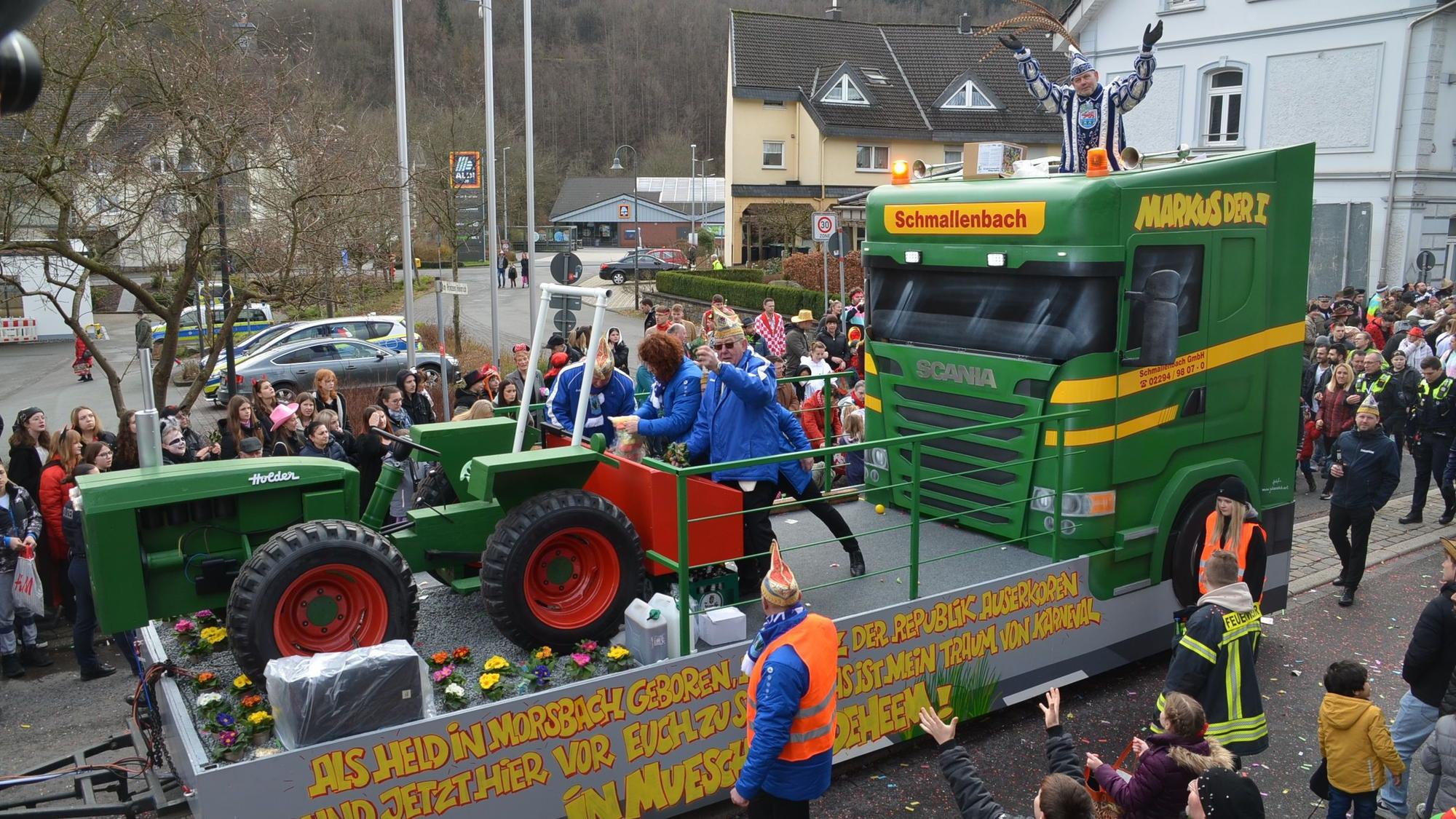 Ein Karnevalsmottowagen der KG Morsbach mit Prinz Markus I.
