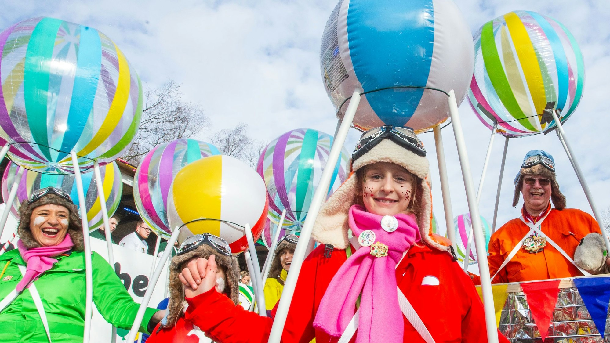 Blick auf kostümierte Menschen