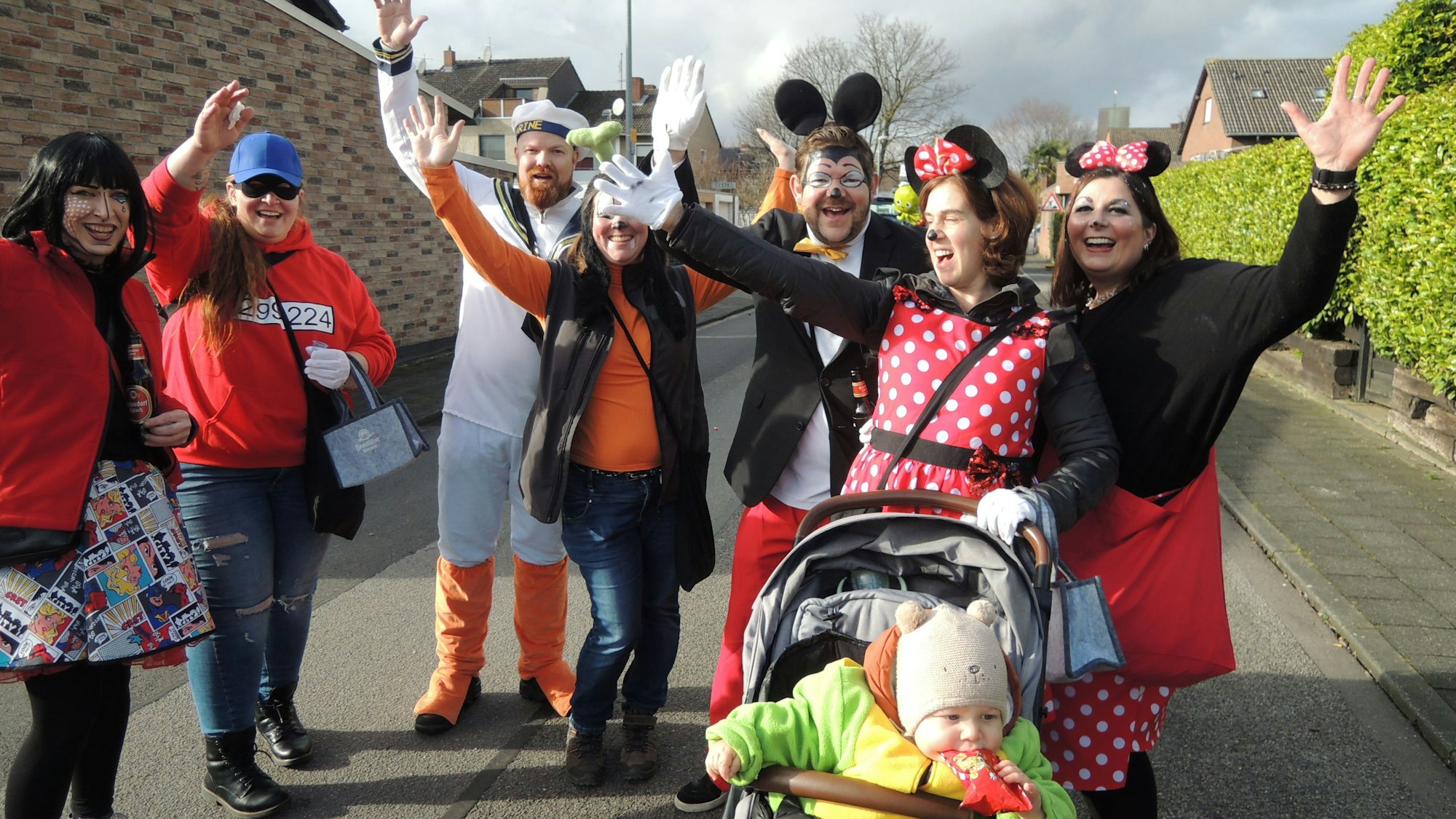 Der Kegelclub „Die sich die Kugel geben“ machte Stimmung in Bedburg Rath.
