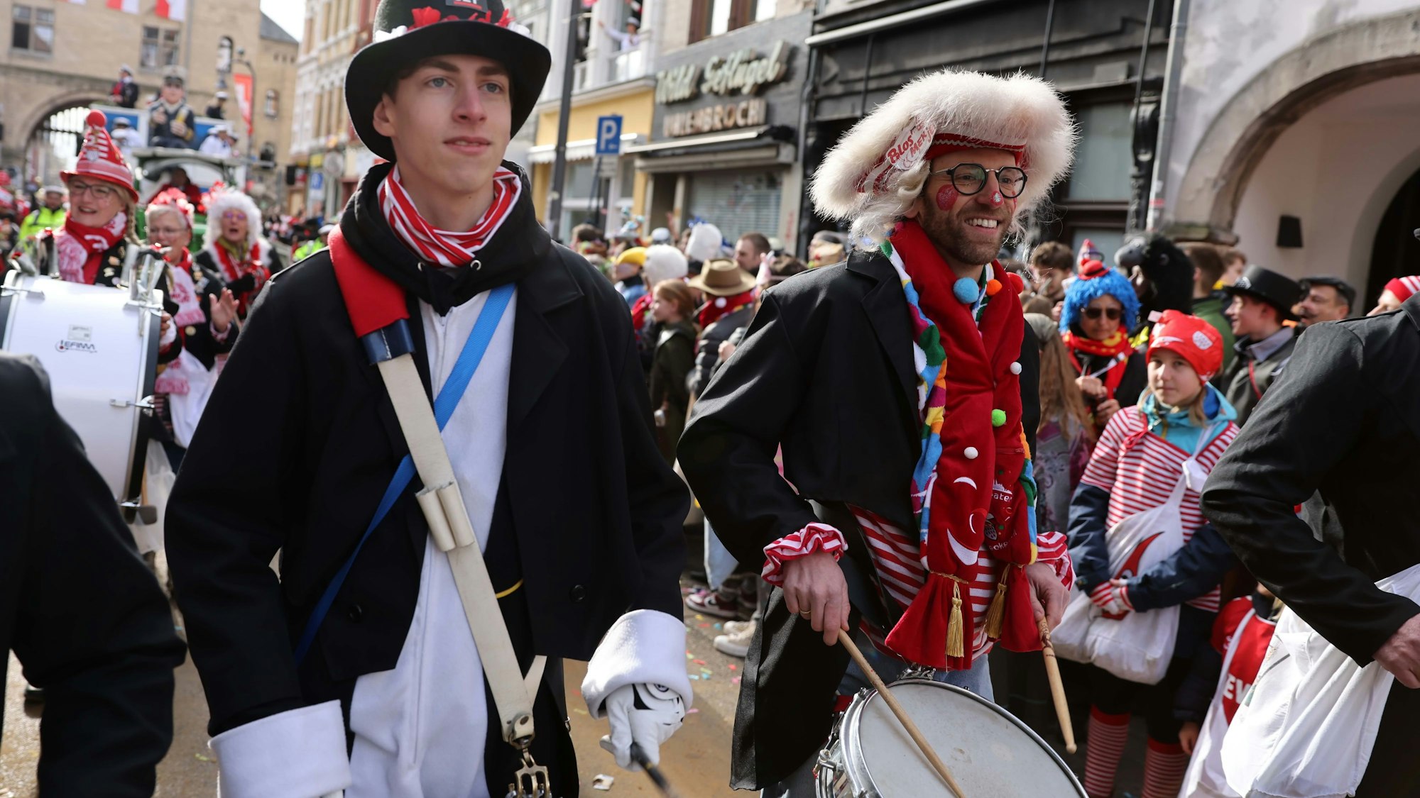 Immer im Takt bleiben: Rundschau-Redakteur Thorsten Moeck (r.) mit der Marschtrommel.