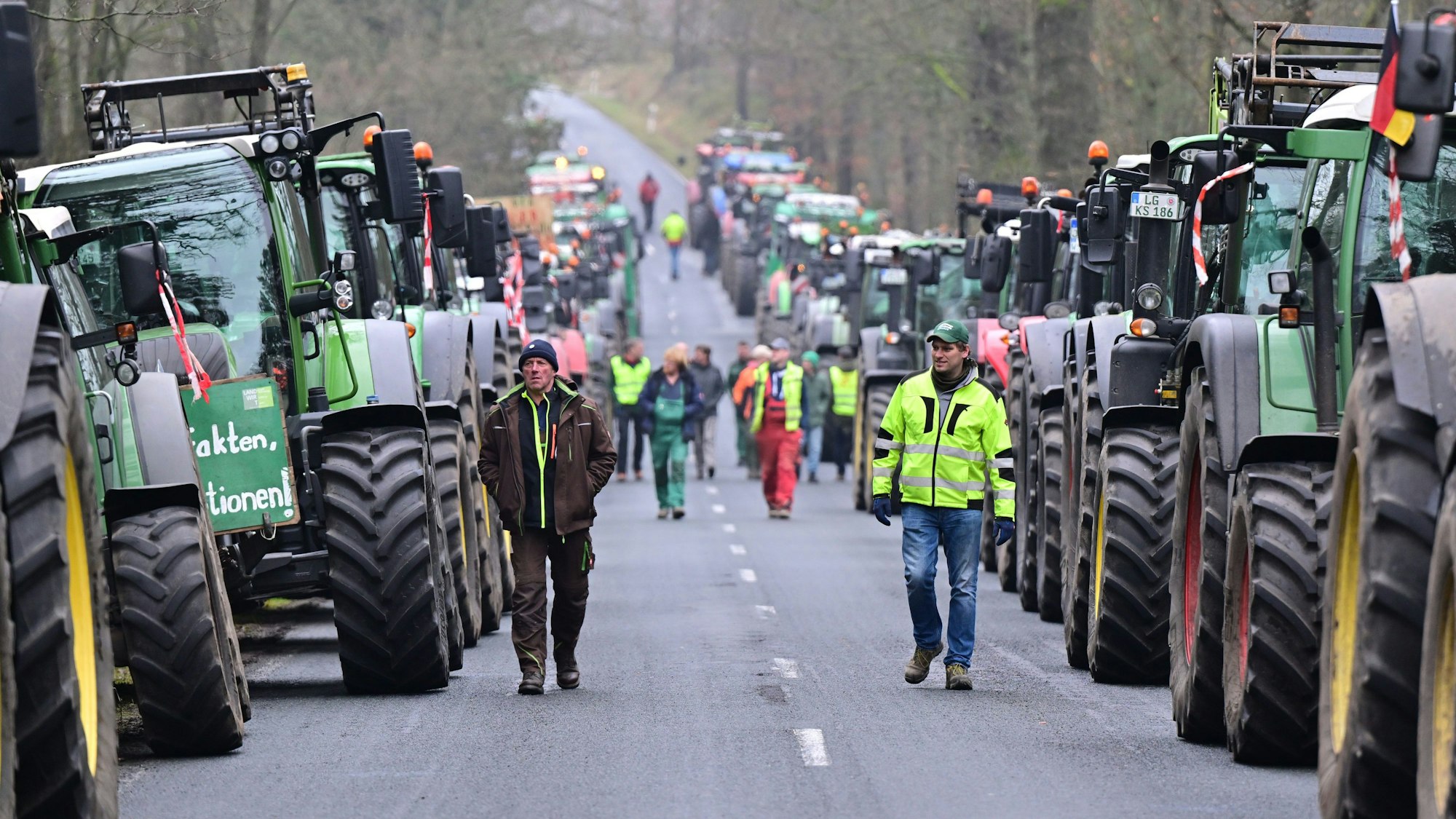 Demonstrierende Landwirte blockieren eine Zufahrt zum Rüstungskonzern Rheinmetall.