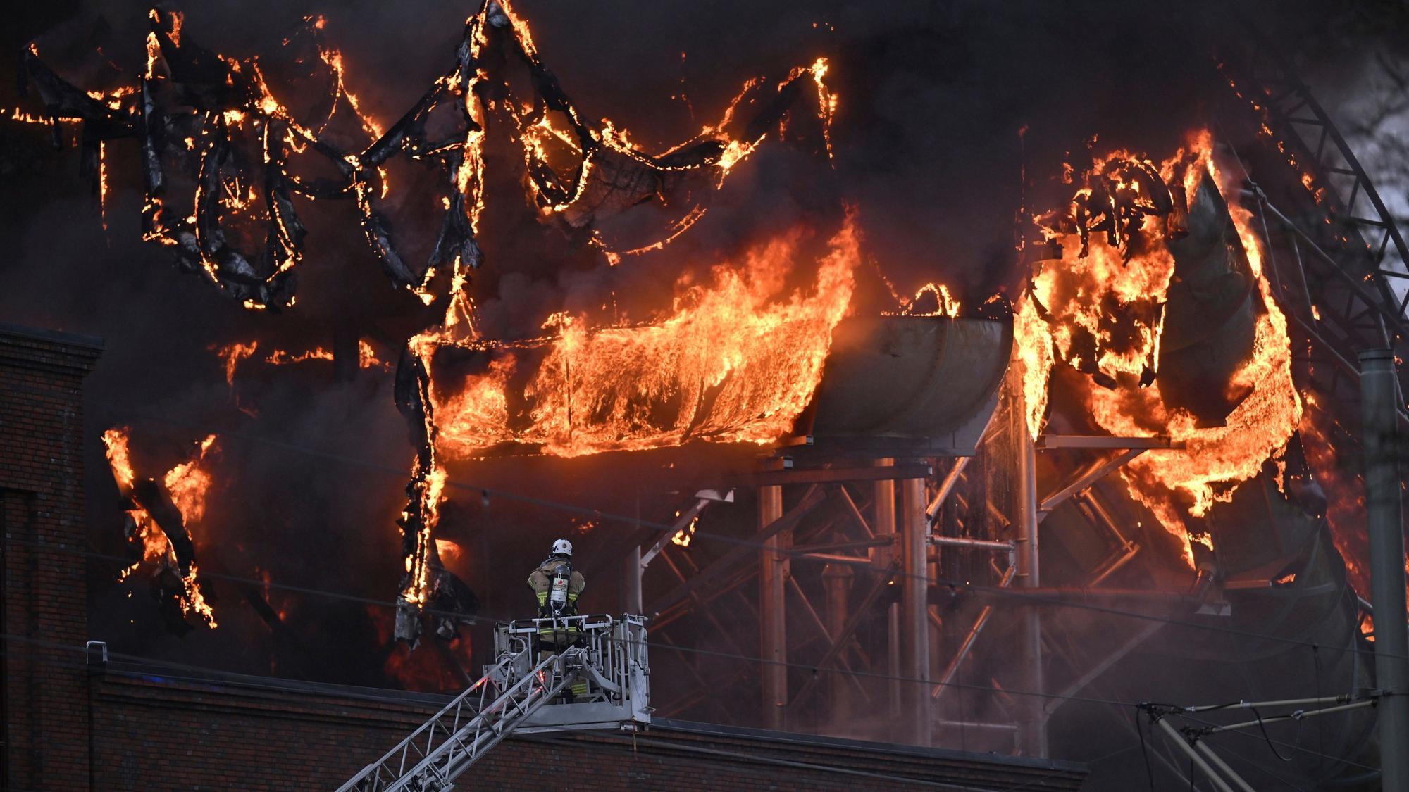 Mehrere Wasserrutschen im Vergnügungspark „Oceana“ stehen in Flammen. Die Eröffnung des riesigen Freizeitparks stand kurz bevor. Bei dem Feuer wurden mehrerew Menschen verletzt.