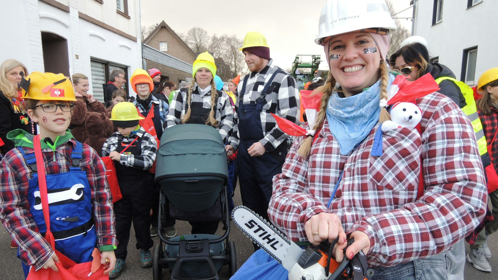 Als Bauarbeiter verkleidet gingen Lehrer, Eltern und Schüler der Geschwister-Scholl-Grundschule in Kirchherten, die bald endlich umgebaut werden soll