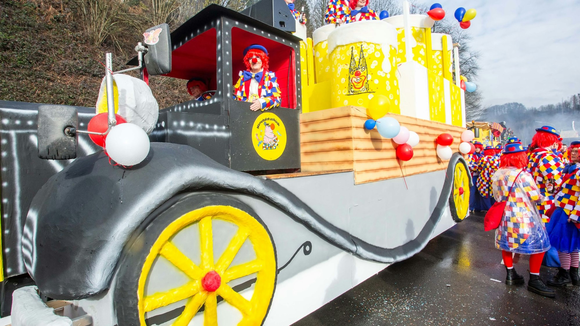 Zu sehen ist ein Wagen im Engelskirchener Rosenmontagszug.