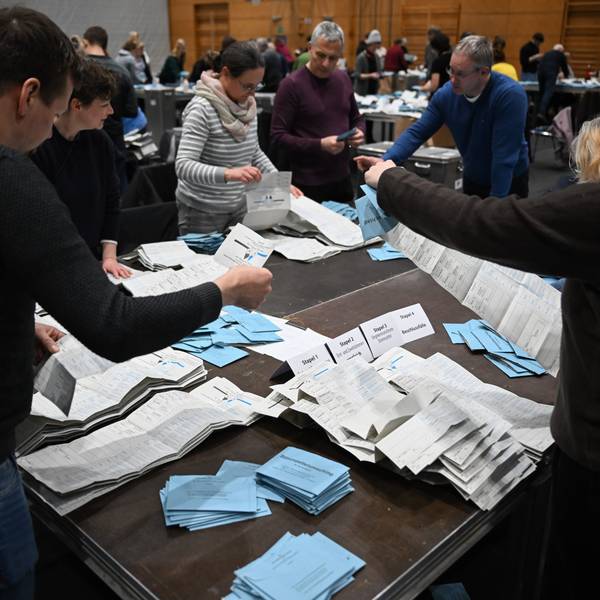 Berlin: Wahlhelfer arbeiten während der Auszählung der Briefwahlstimmen in der Max-Schmeling-Halle. Wegen zahlreicher Pannen muss die Bundestagswahl 2021 in Berlin teilweise wiederholt werden.