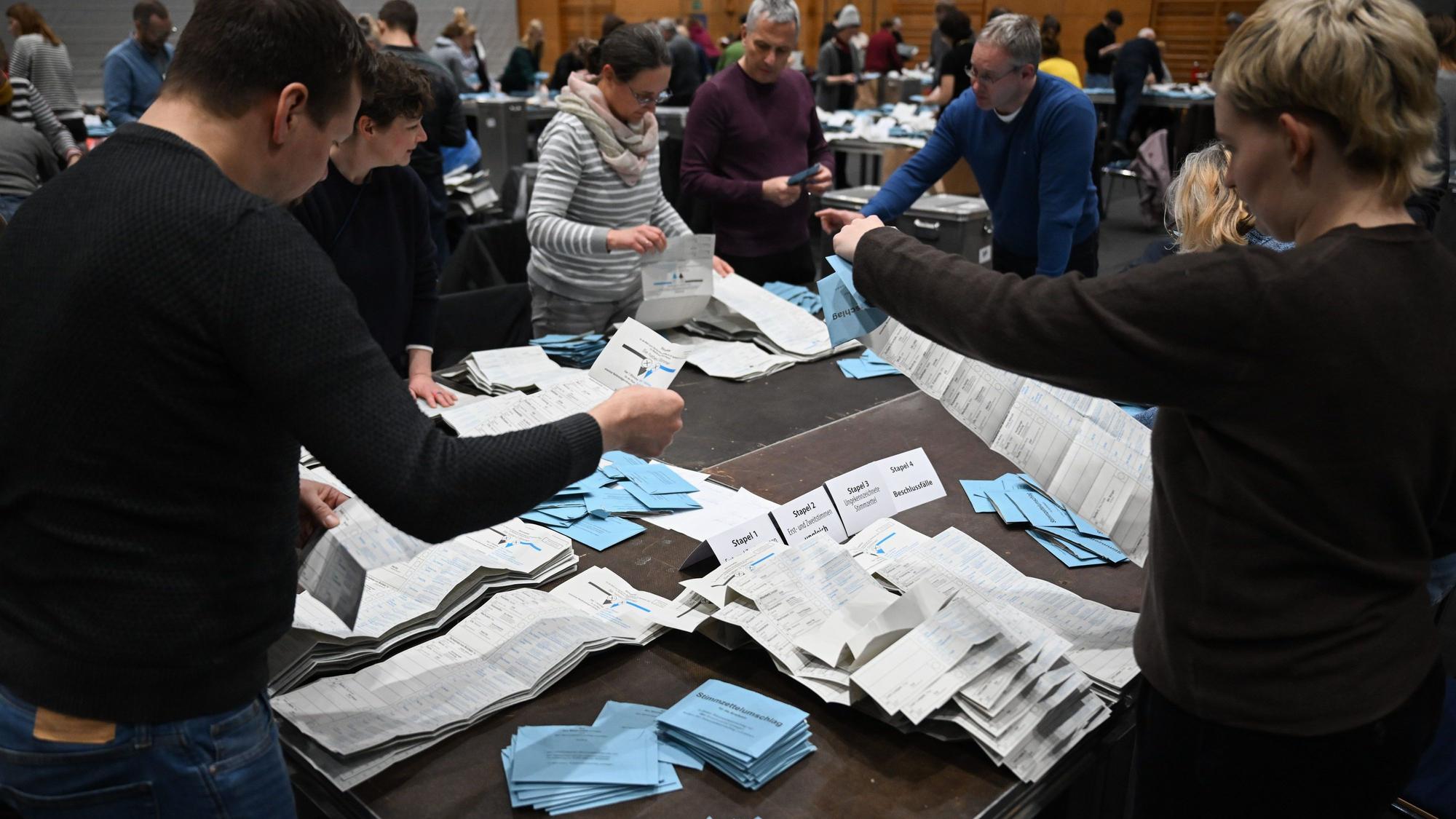 Berlin: Wahlhelfer arbeiten während der Auszählung der Briefwahlstimmen in der Max-Schmeling-Halle. Wegen zahlreicher Pannen muss die Bundestagswahl 2021 in Berlin teilweise wiederholt werden.