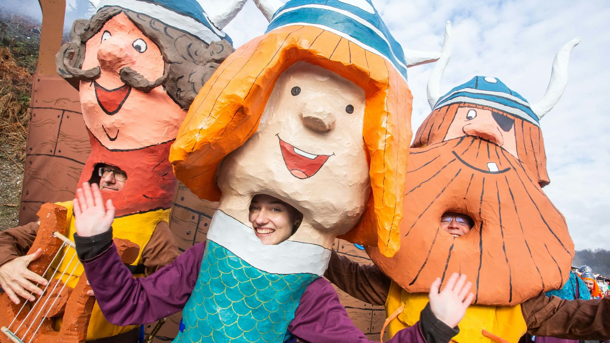 Blick auf Wikingerfiguren im Karnevalszug Engelskirchen.