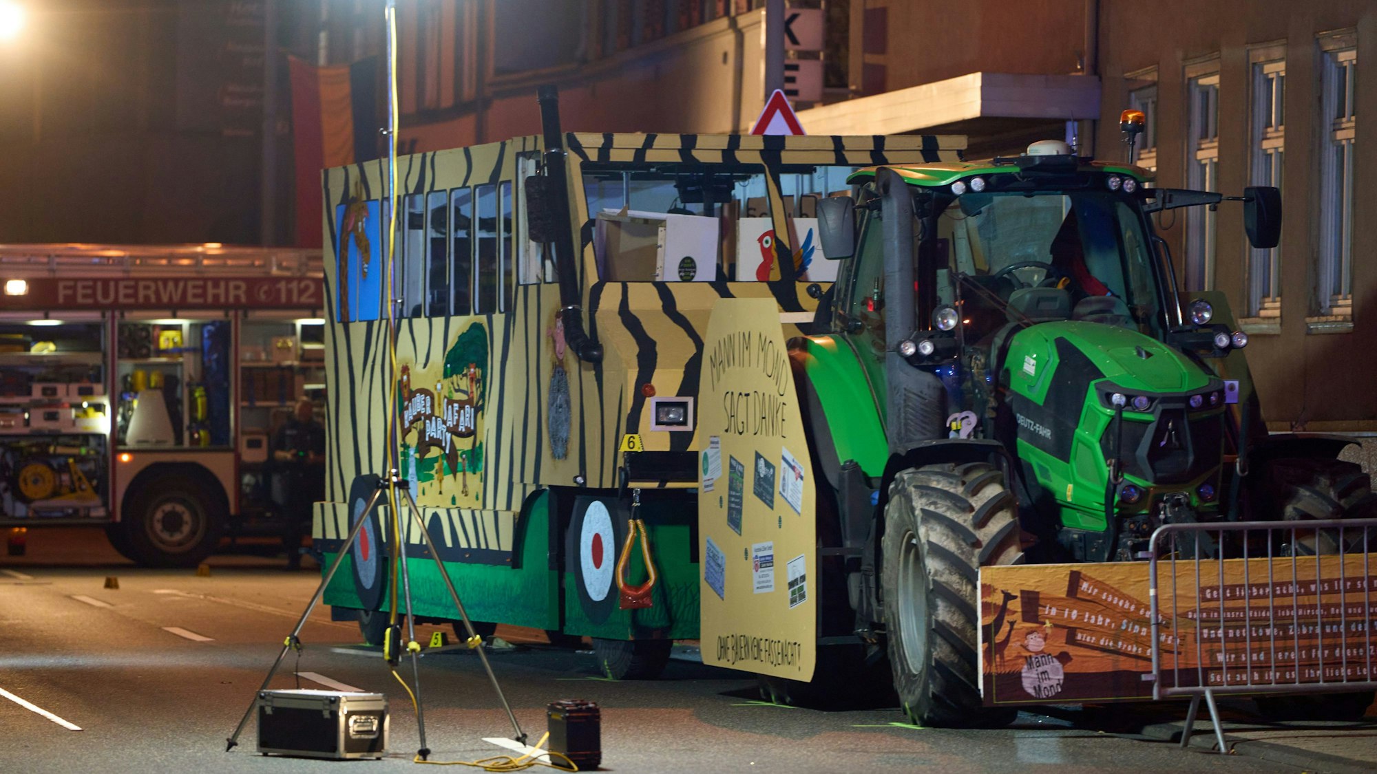 Polizeibeamte sichern Spuren an einem Karnevalswagen, nachdem ein Fußgänger überrollt worden war.