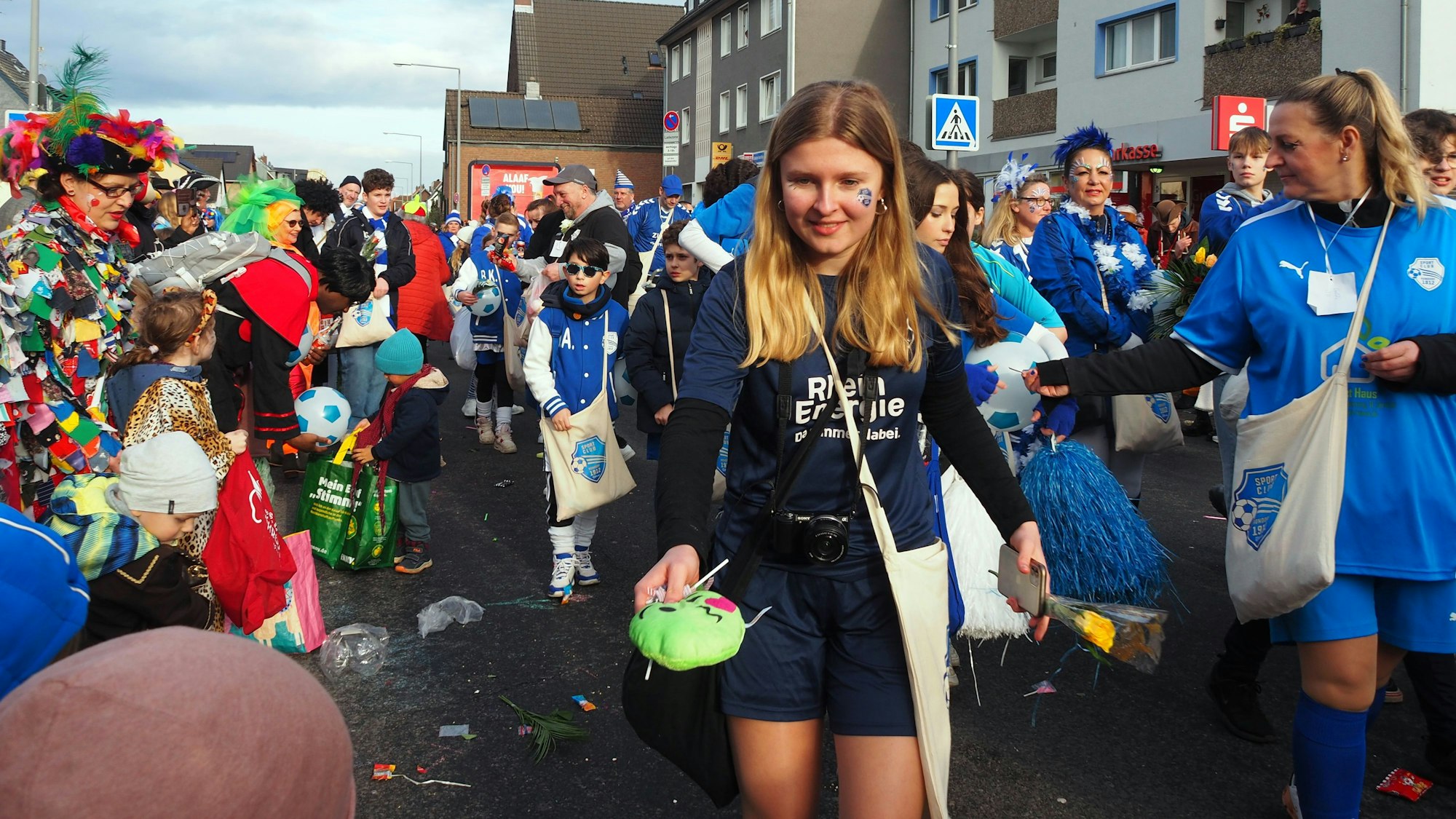 Jugendliche des SC Rondorf 1912 verteilen Geschenke beim Veedelszoch.