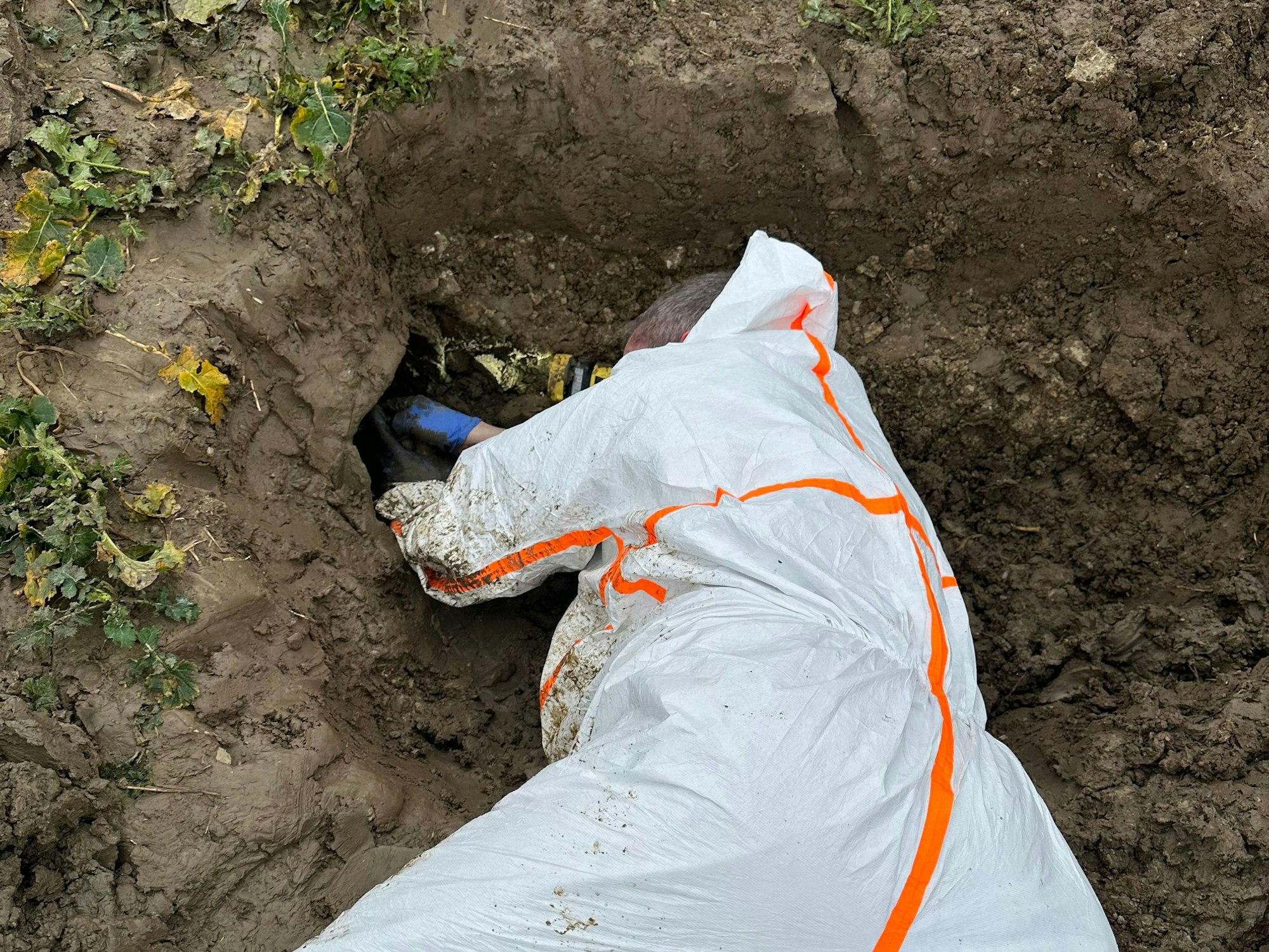 Hilfe zur Selbsthilfe: Einsatzkräfte machen den Rohreingang für Dasty frei.