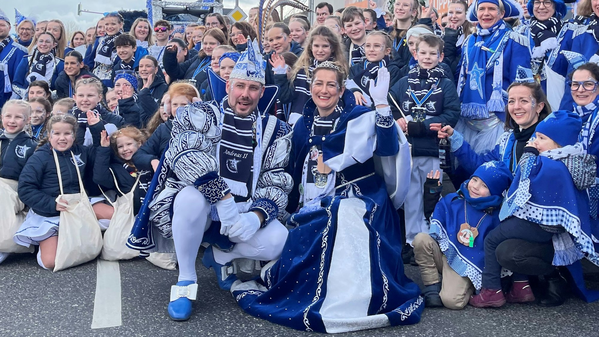 Das Uckerather Prinzenpaar Andreas II und Katrin I. inmitten seiner Westerwaldsterne.
