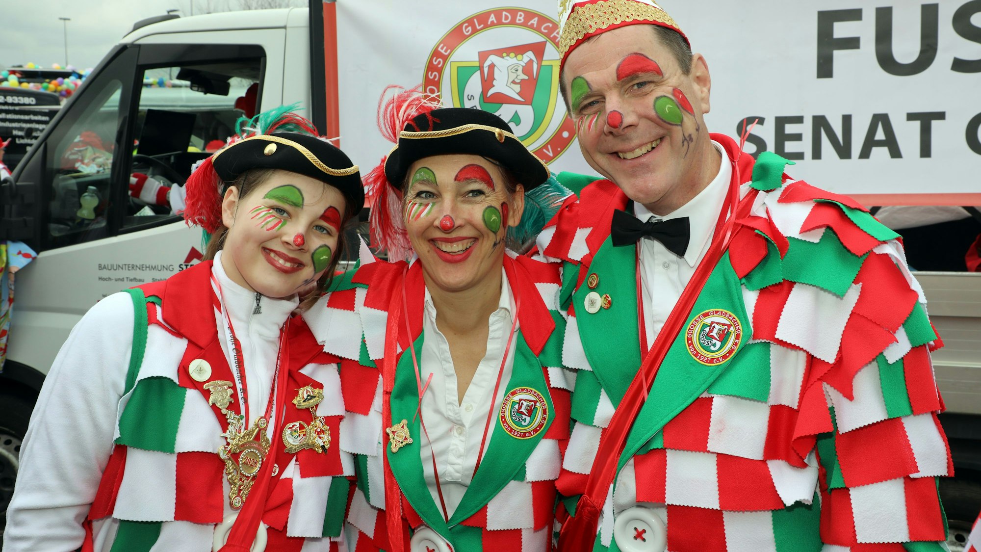 Jörg, Anke und Emilia Köhler stehen vor dem Losgehen des Bergisch Gladbacher Karnevalszugs 2023 am Aufstellort.