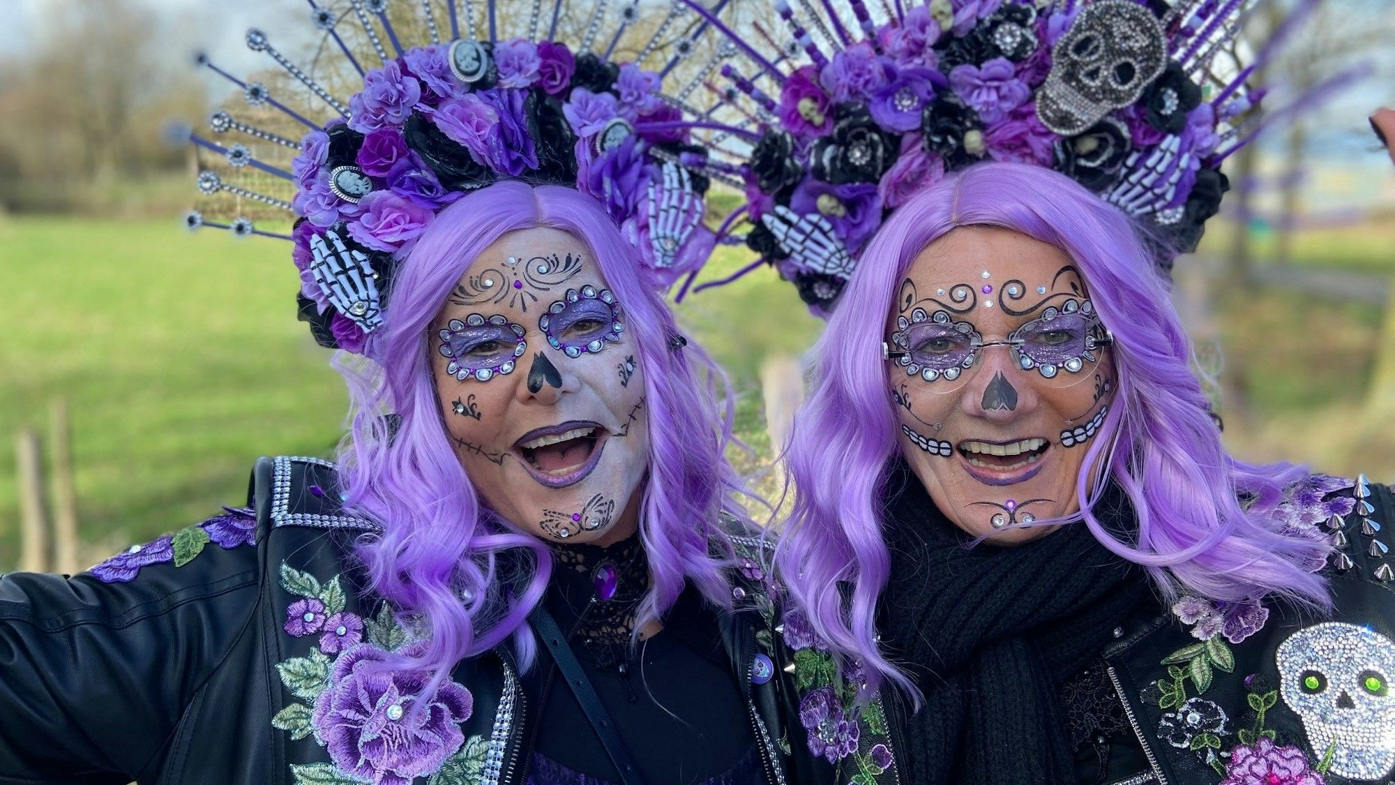 Auf dem Bild sind zwei kostümierte Frauen zu sehen.