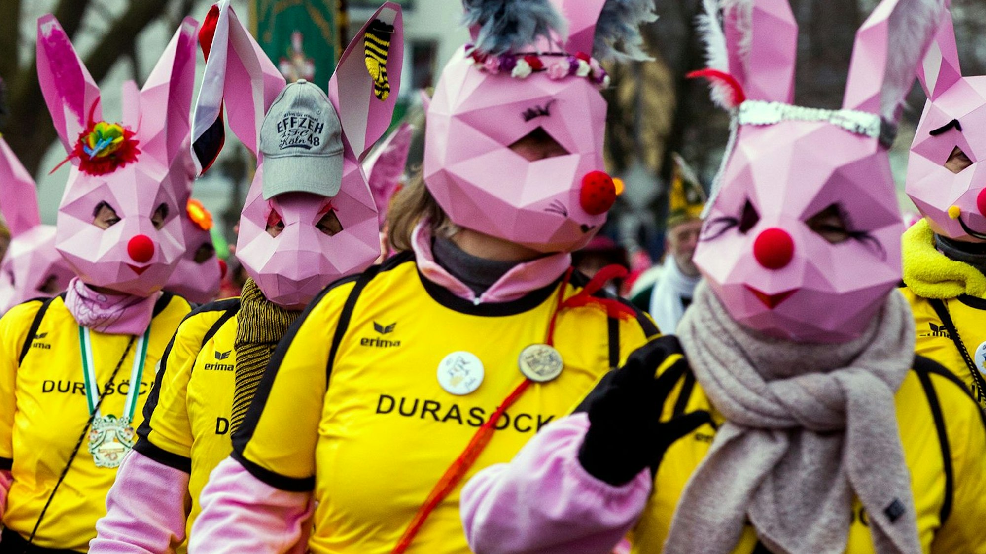 Jecke Hasen beim Rosenmontagszug in Worringen