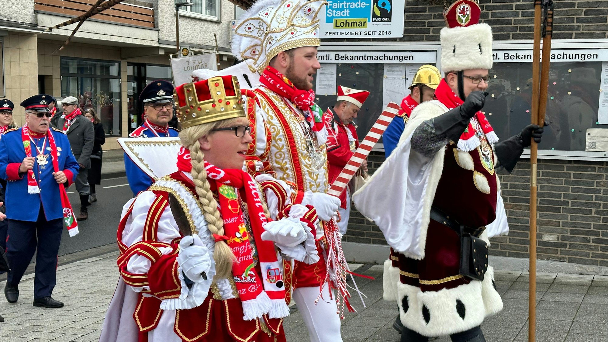 Das Lohmarer Dreigestirn rückt zur Eroberung des Rathauses an.