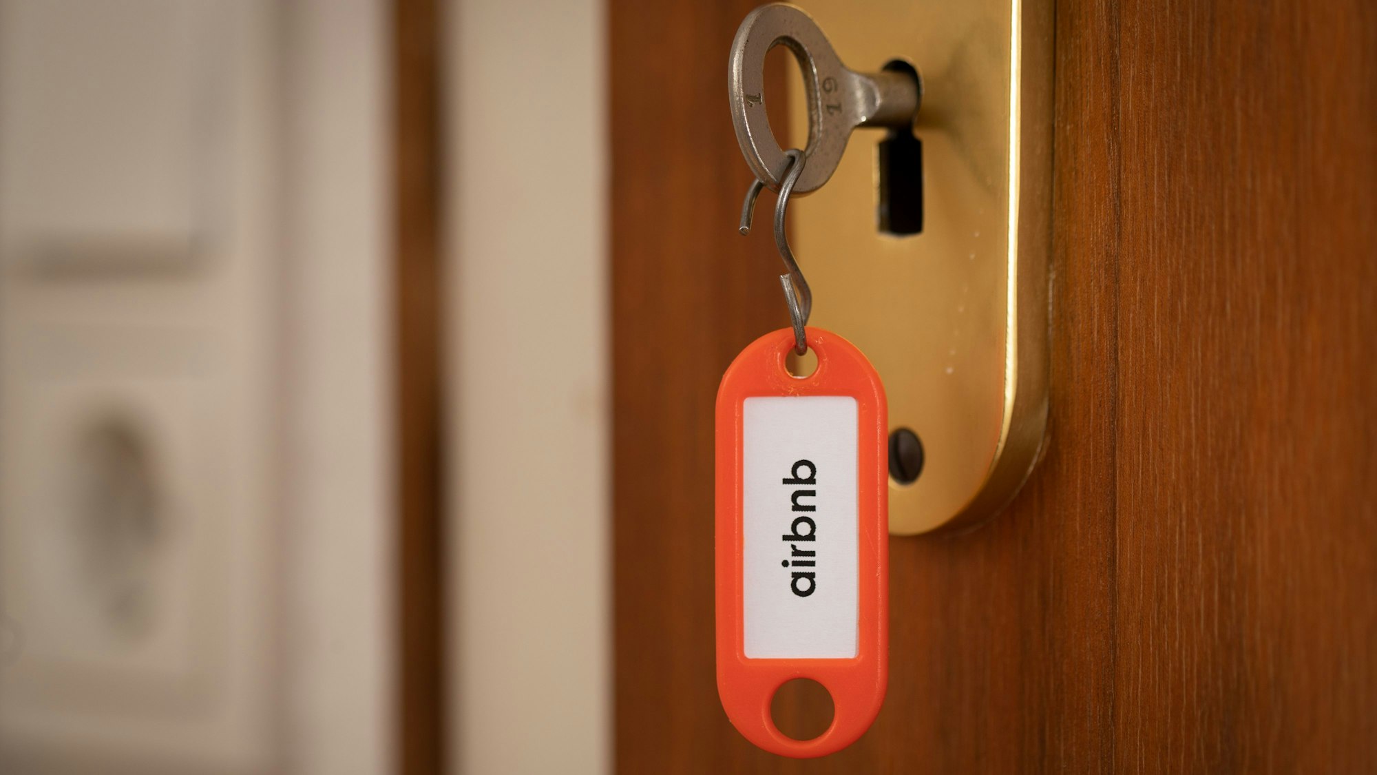 „Airbnb“ steht auf einem Schlüsselanhänger.