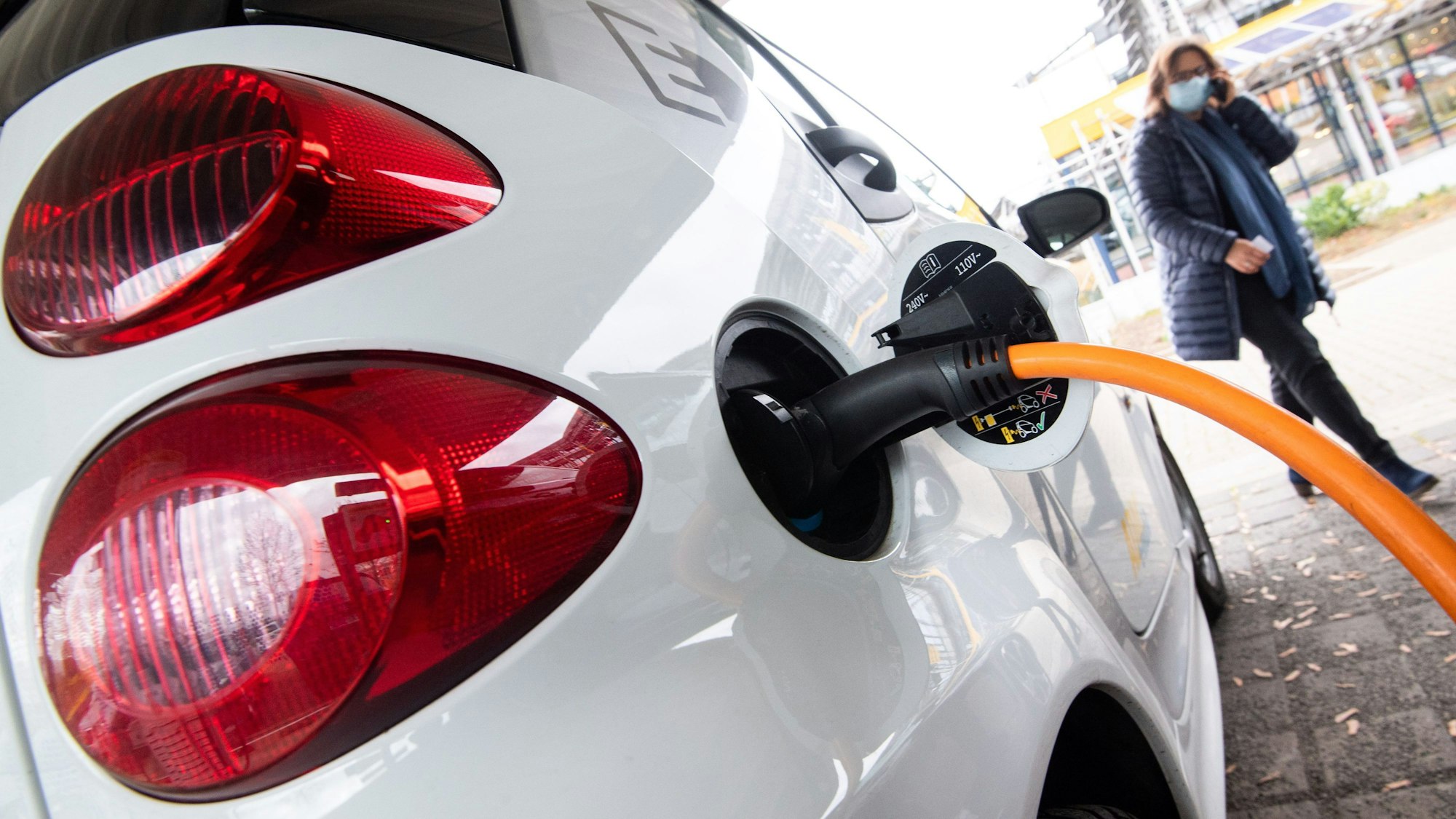 Ein Elektroauto lädt an einer Ladestation (Symbolbild)