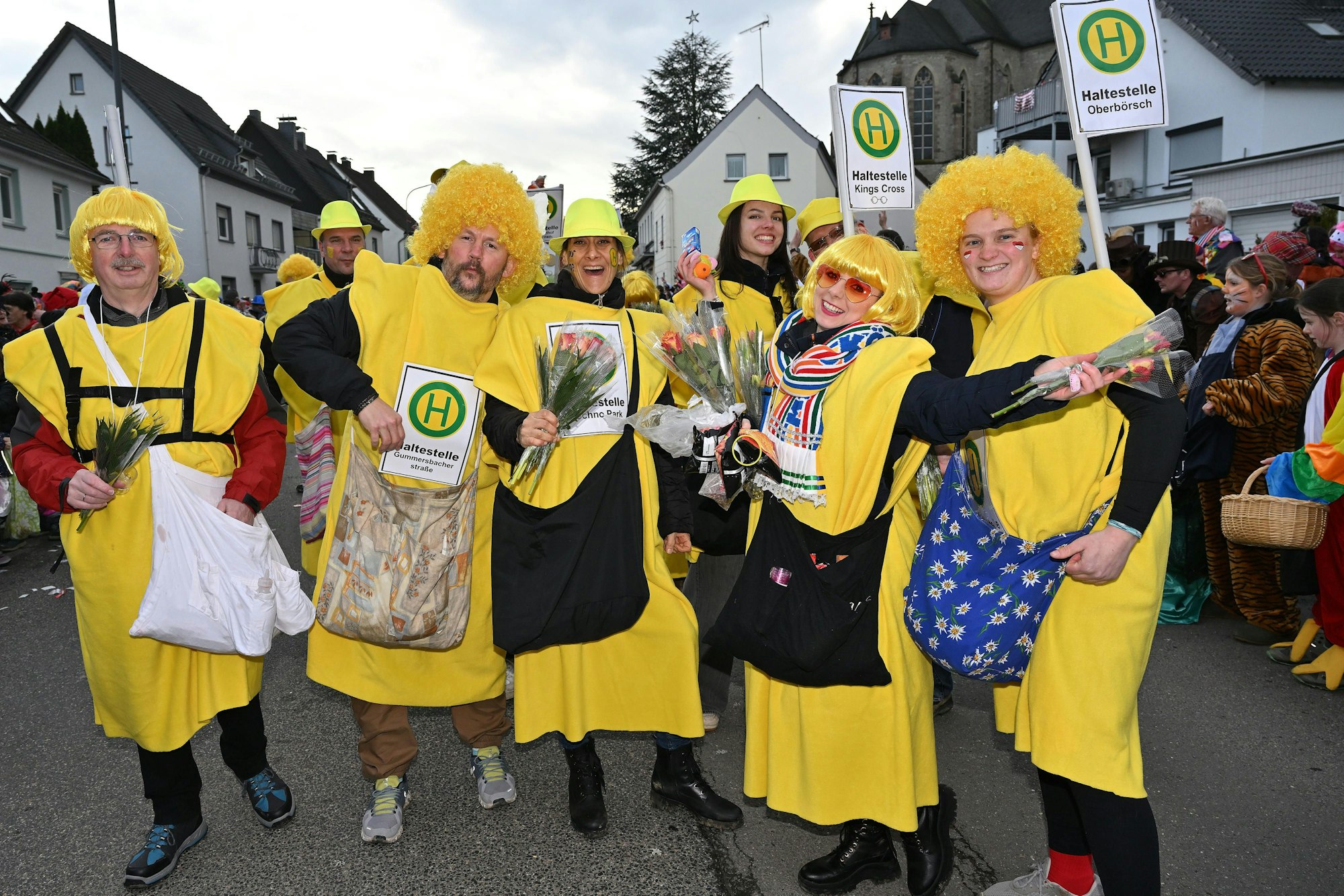Das Foto zeigt die Mitglieder der Kapellengemeinschaft Spitze als wandelnde Haltestellen