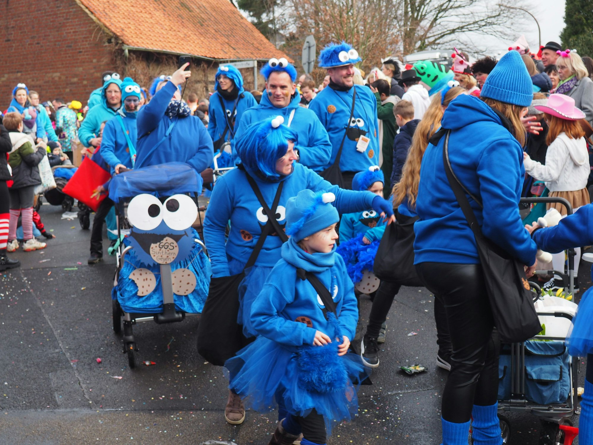 Blau, soweit das Auge reicht - Kinder und Erwachsene verwandelten sich in Krümelmonster.