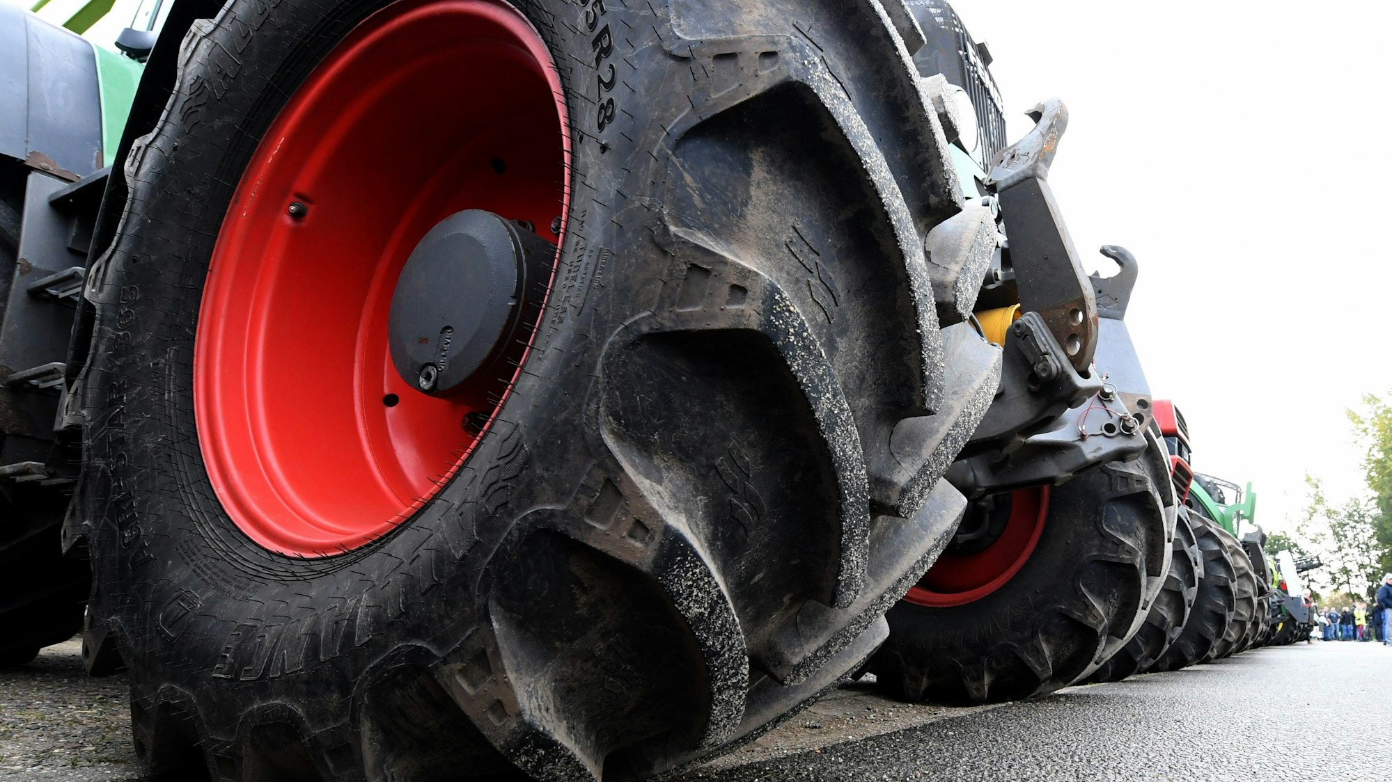 ILLUSTRATION - 22.10.2019, Schleswig-Holstein, Rendsburg: Traktoren von demonstrierenden Landwirten stehen am Treffpunkt einer Sternfahrt. (zu dpa: «Bauern blockieren Straßen bei Brunsbüttel») Foto: Carsten Rehder/dpa +++ dpa-Bildfunk +++