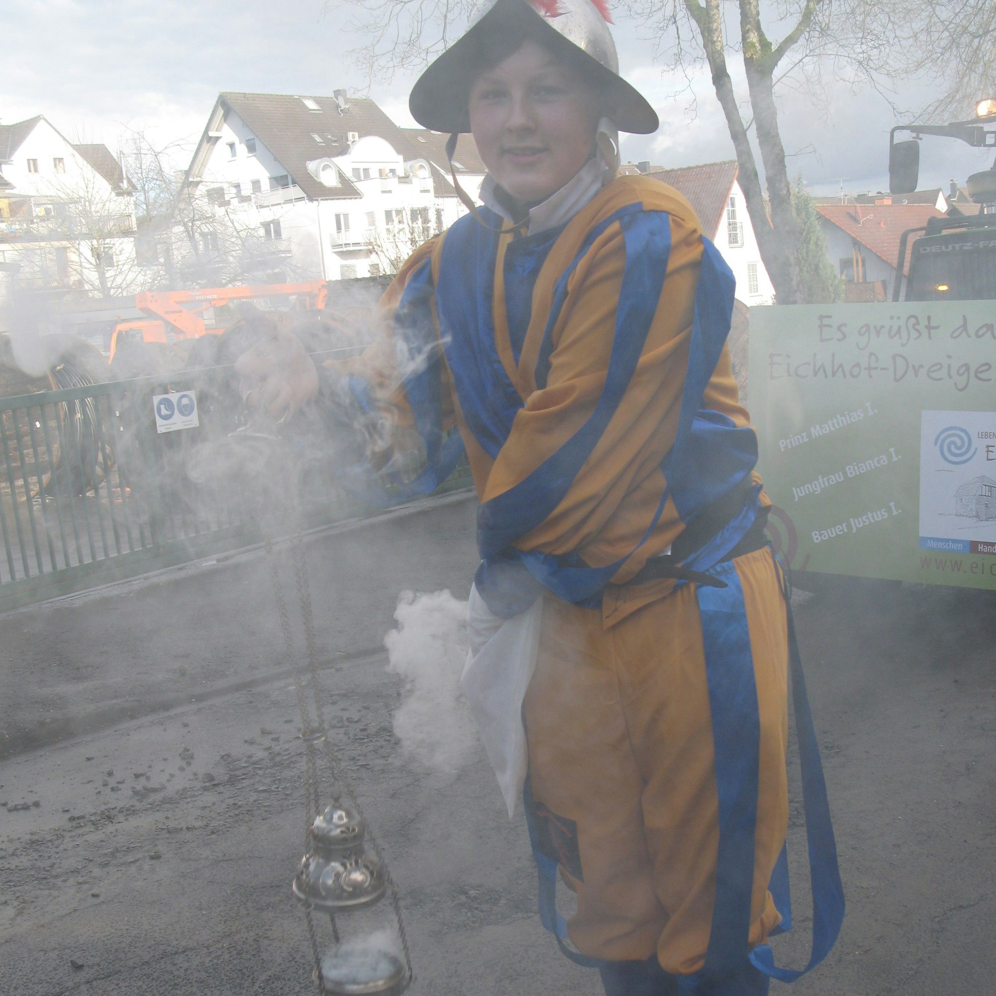 Ein junger Mann in Schweizer-Garde-Uniform schwenkt ein stark qualmendes Weihrauchfass.