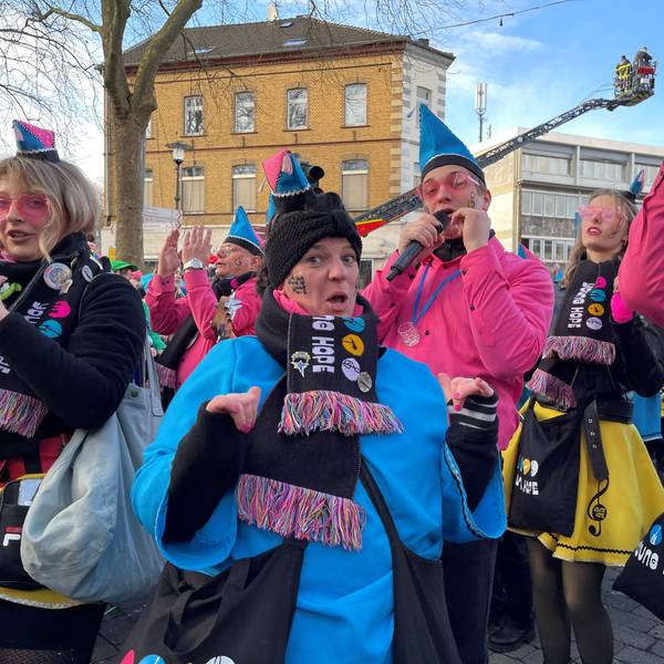Der Chor Young Hope sang und tanzte im Rosenmontagszug in Eitorf.