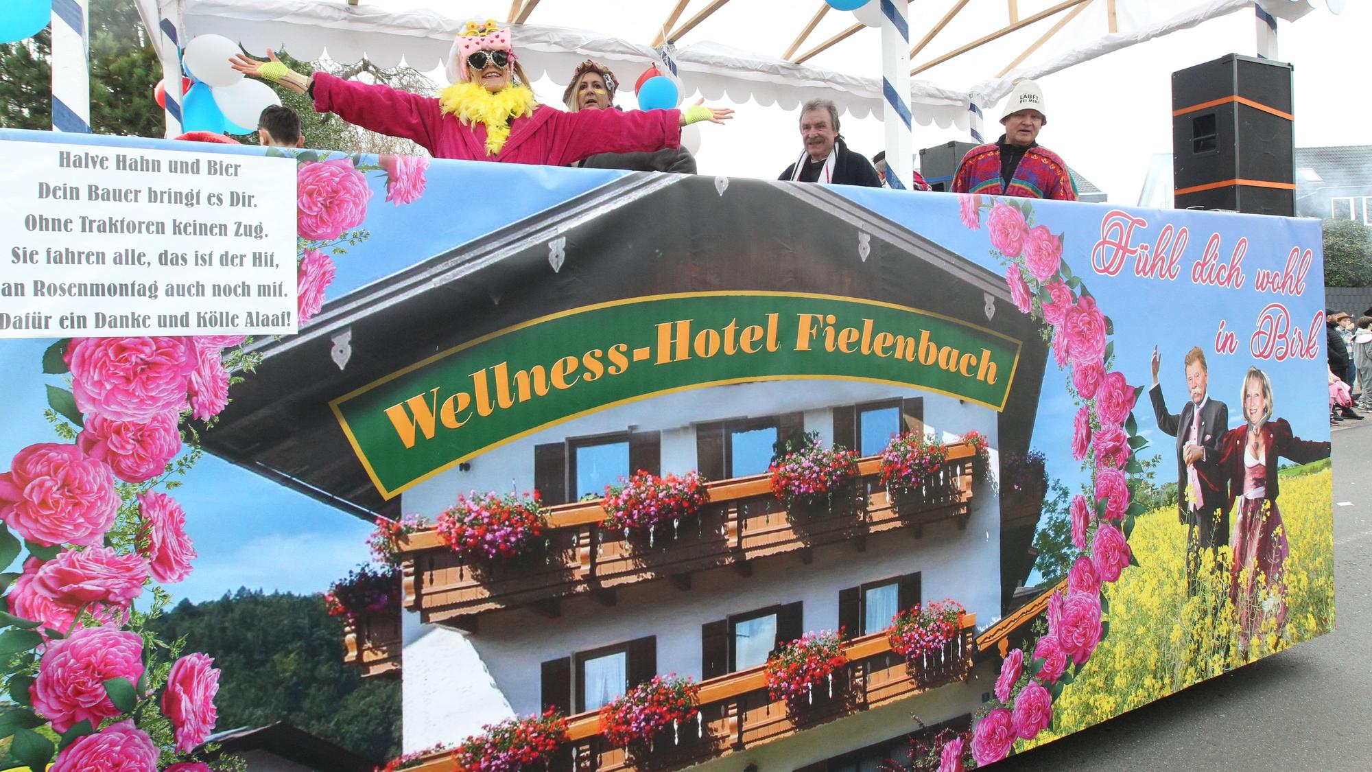 Mit einem Mottowagen verabschiedete der Birker Heimatverein die Familie Fielenbach.