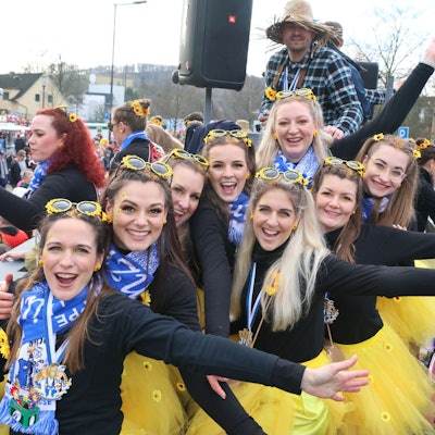 Junge Frauen auf einem Karnevalswagen.