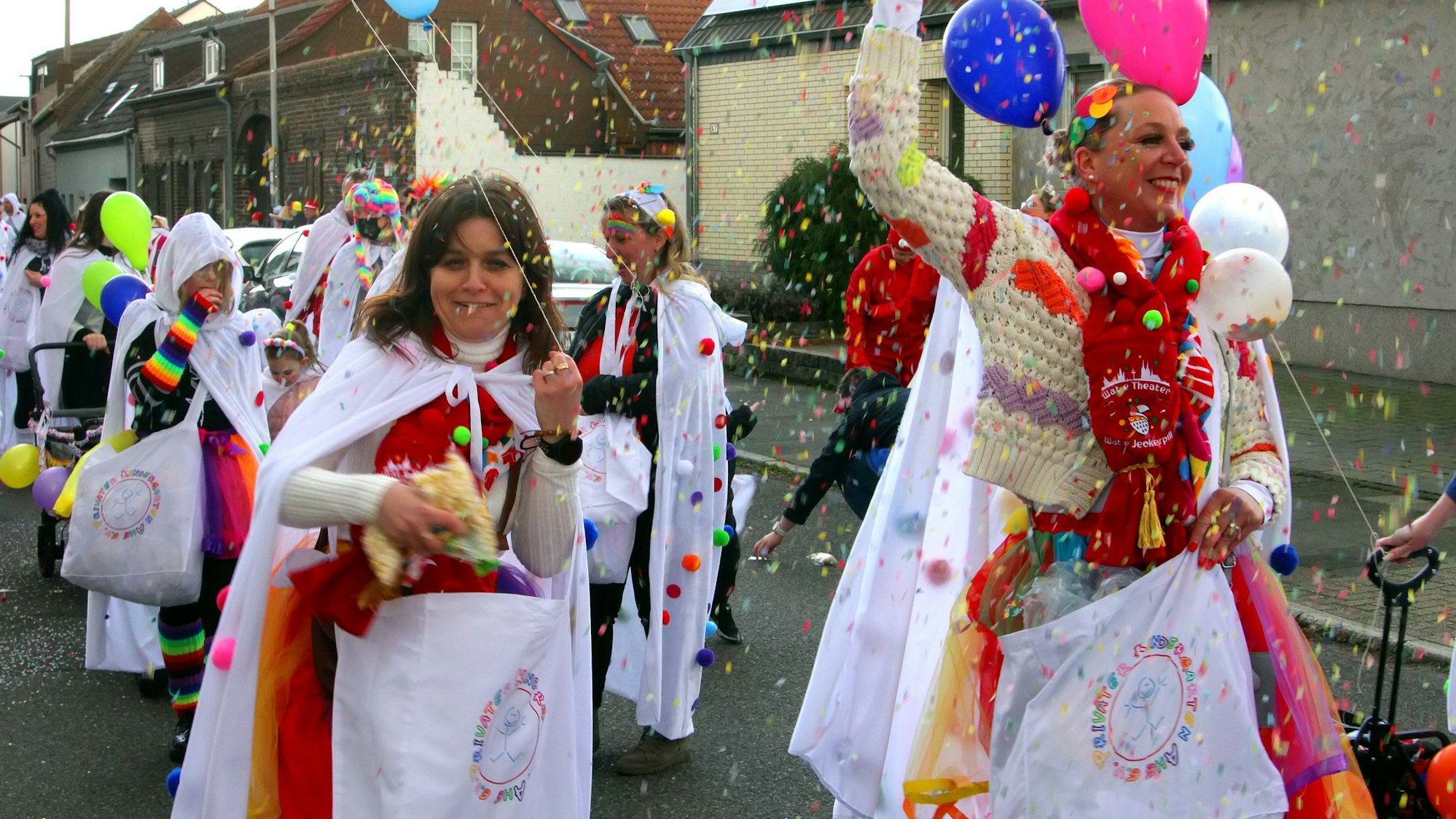 Menschen in einem Karnevalszug werfen Konfetti.