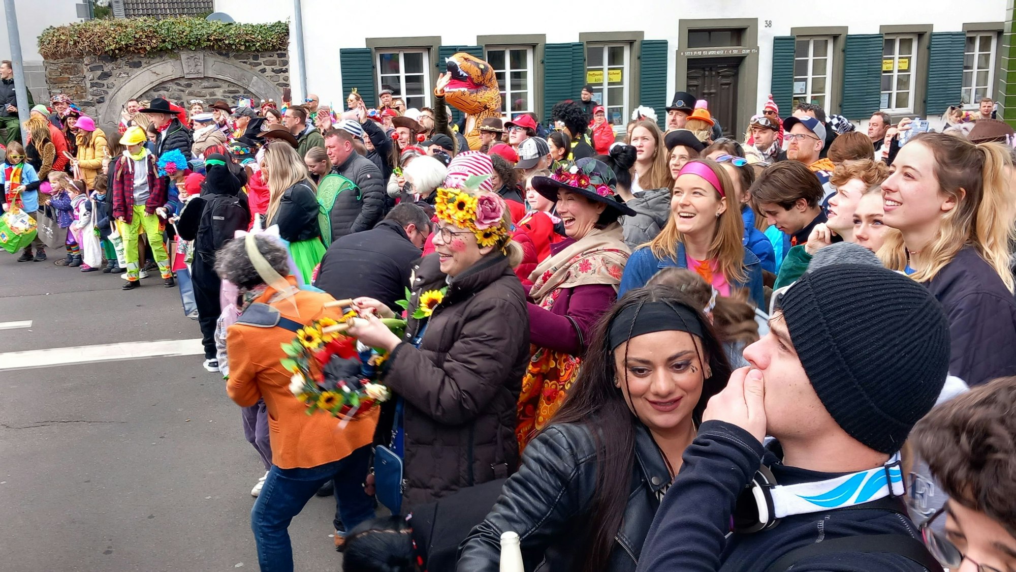 Buntes, fröhliches Publikum am Anfang der Holzemer Straße
