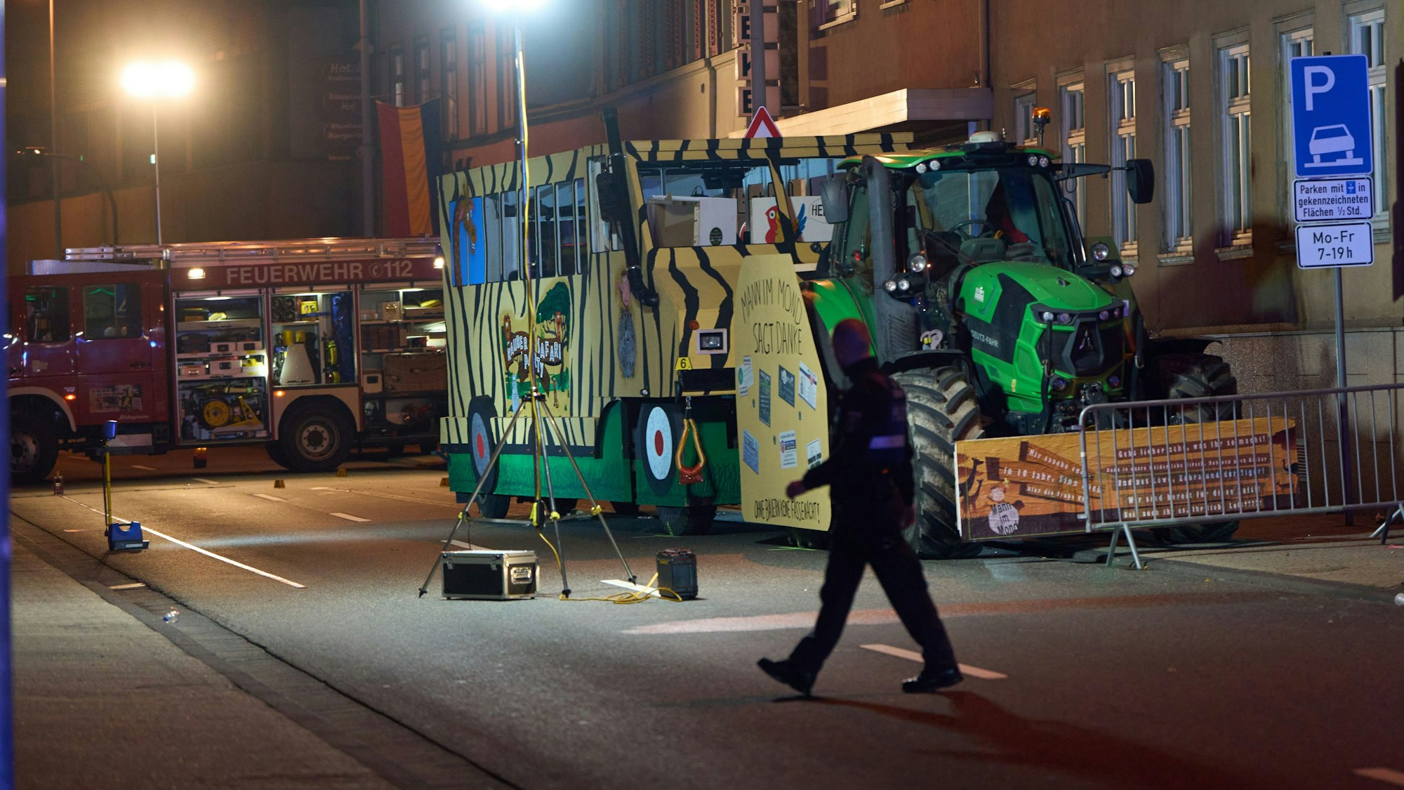 Polizisten sichern Spuren an einem Karnevalswagen in St. Goarshausen (Rheinland-Pfalz), nachdem ein Fußgänger überrollt worden war.