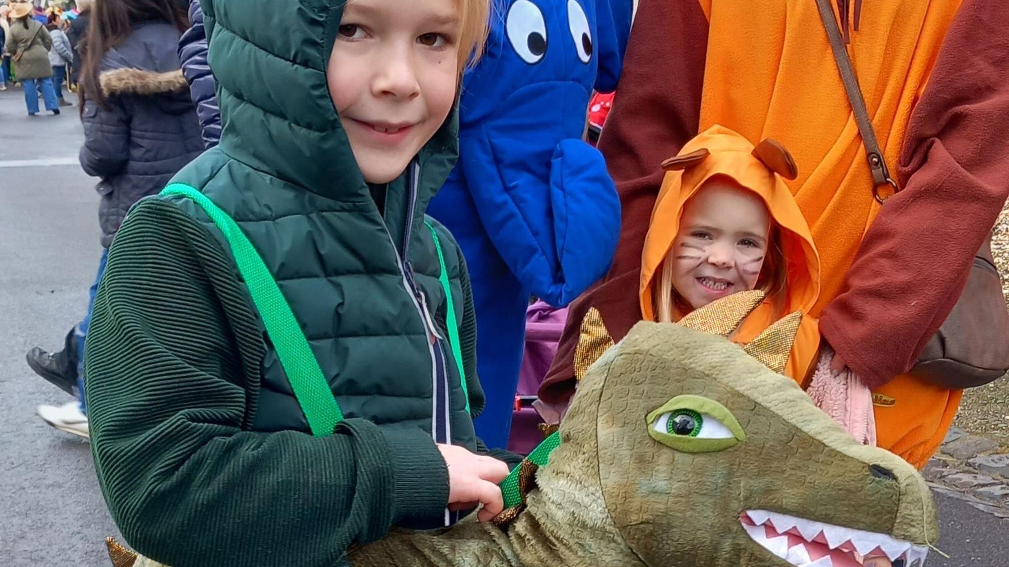 Moritz geht als Wachtberger Maskottchen, Mutter Christina und Schwester Charlotte als Maus, Vater Borris als blauer Elefant