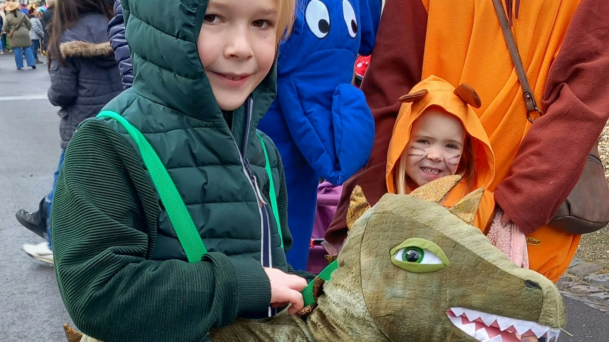 Moritz geht als Wachtberger Maskottchen, Mutter Christina und Schwester Charlotte als Maus, Vater Borris als blauer Elefant