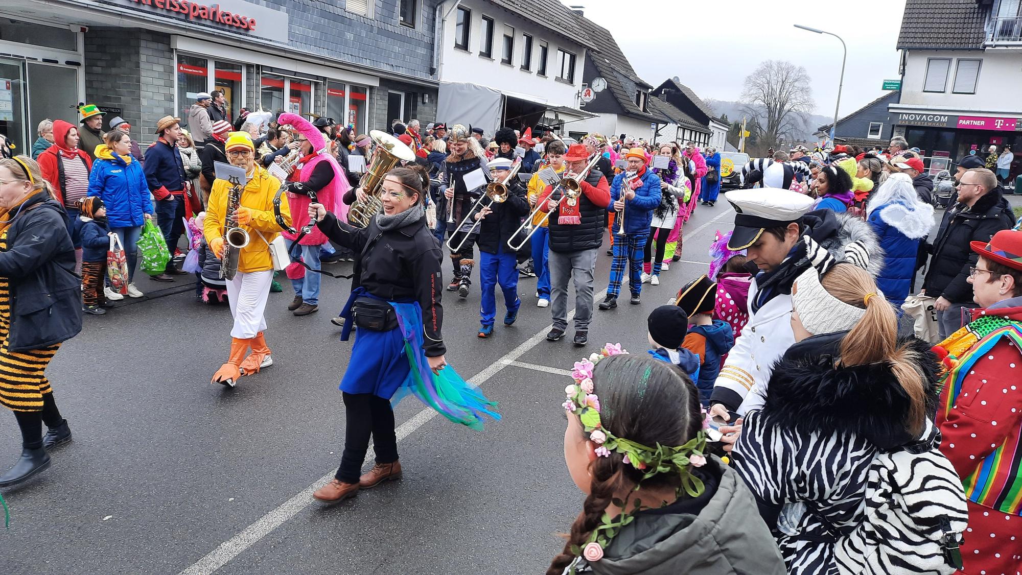 Eine Kapelle spielt beim Rosenmontagszug in LIndlar-Frielingsdorf.