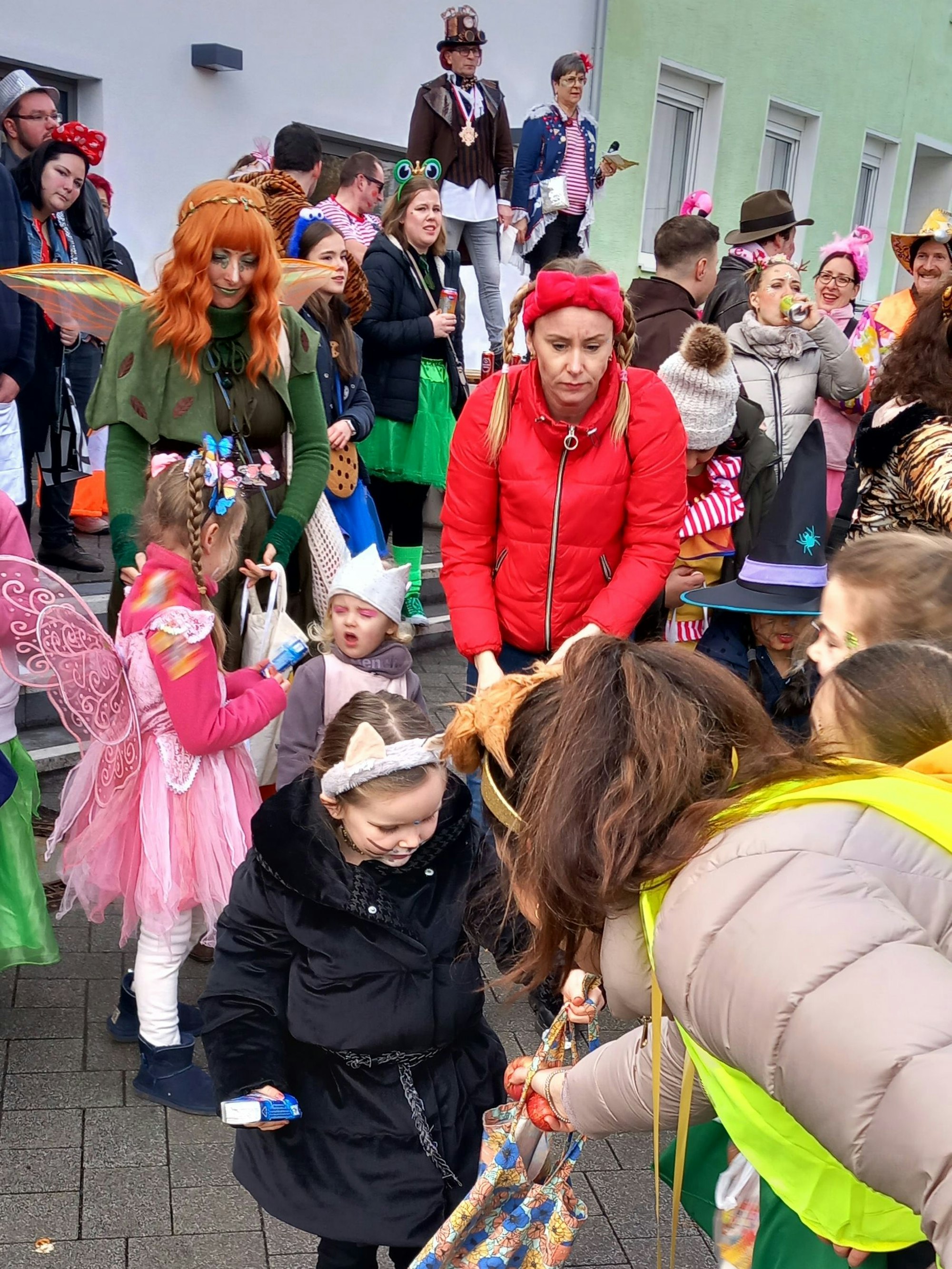 Die Maus Mathilda aus Pech sammelt Süßes, wie auch die Geschwister Magdalena (Schmetterling) und Valentina (Prinzessin)