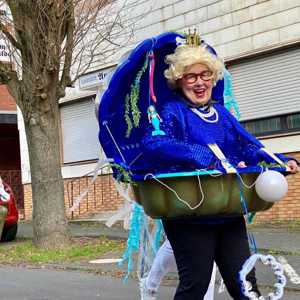 Zu sehen ist eine als Muschel verkleidete Frau.