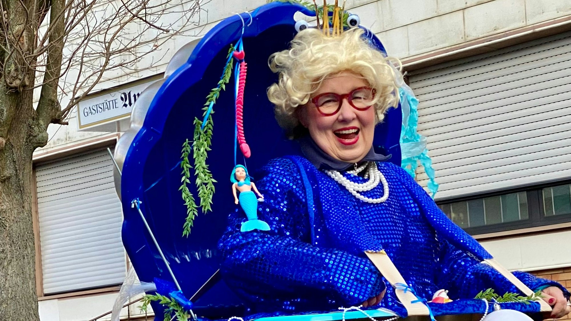 Zu sehen ist eine als Muschel verkleidete Frau.