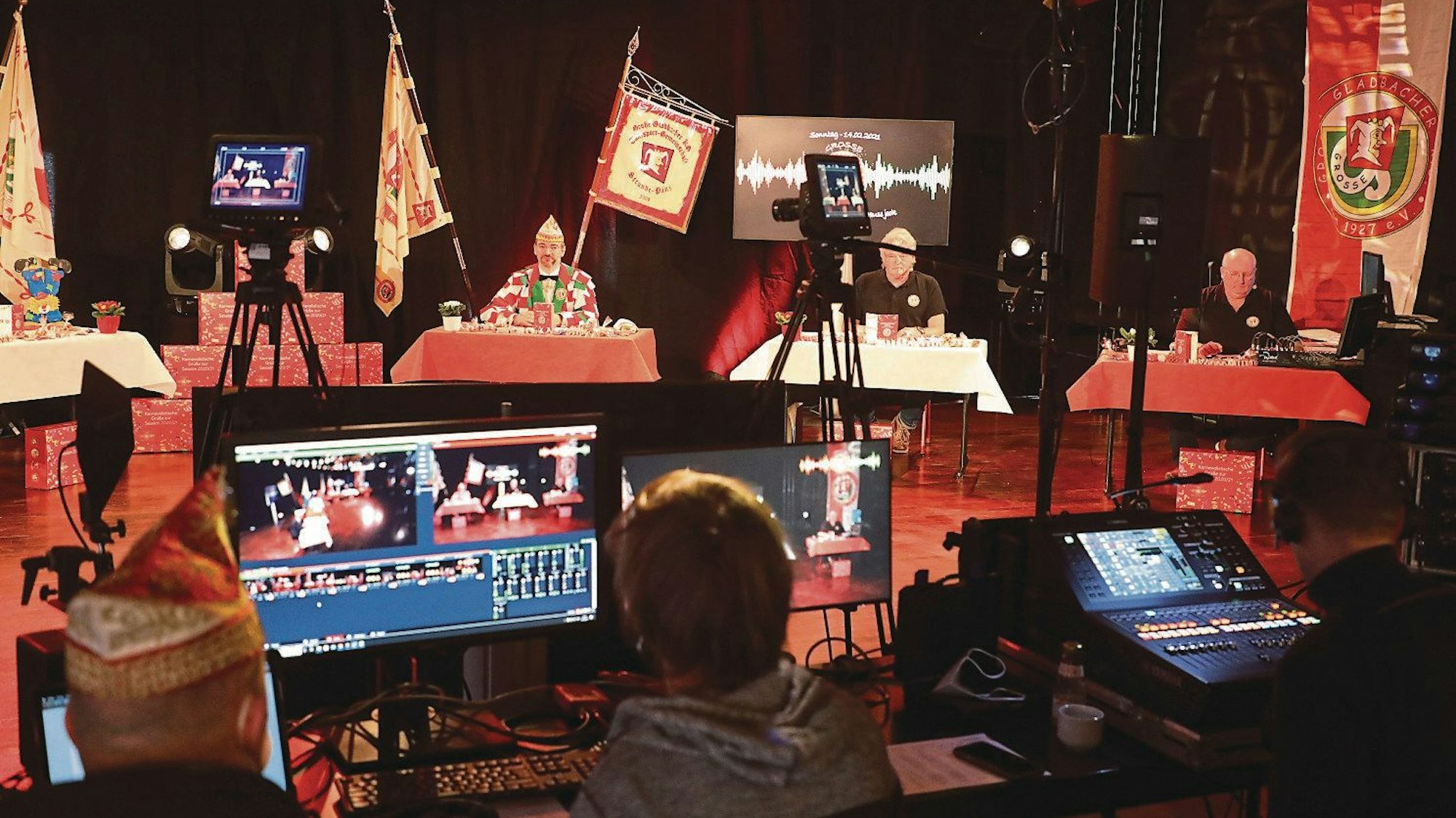 Karnevalisten sitzen in einem zum Studio umfunktionierten Spiegelsaal des Bergischen Löwen.