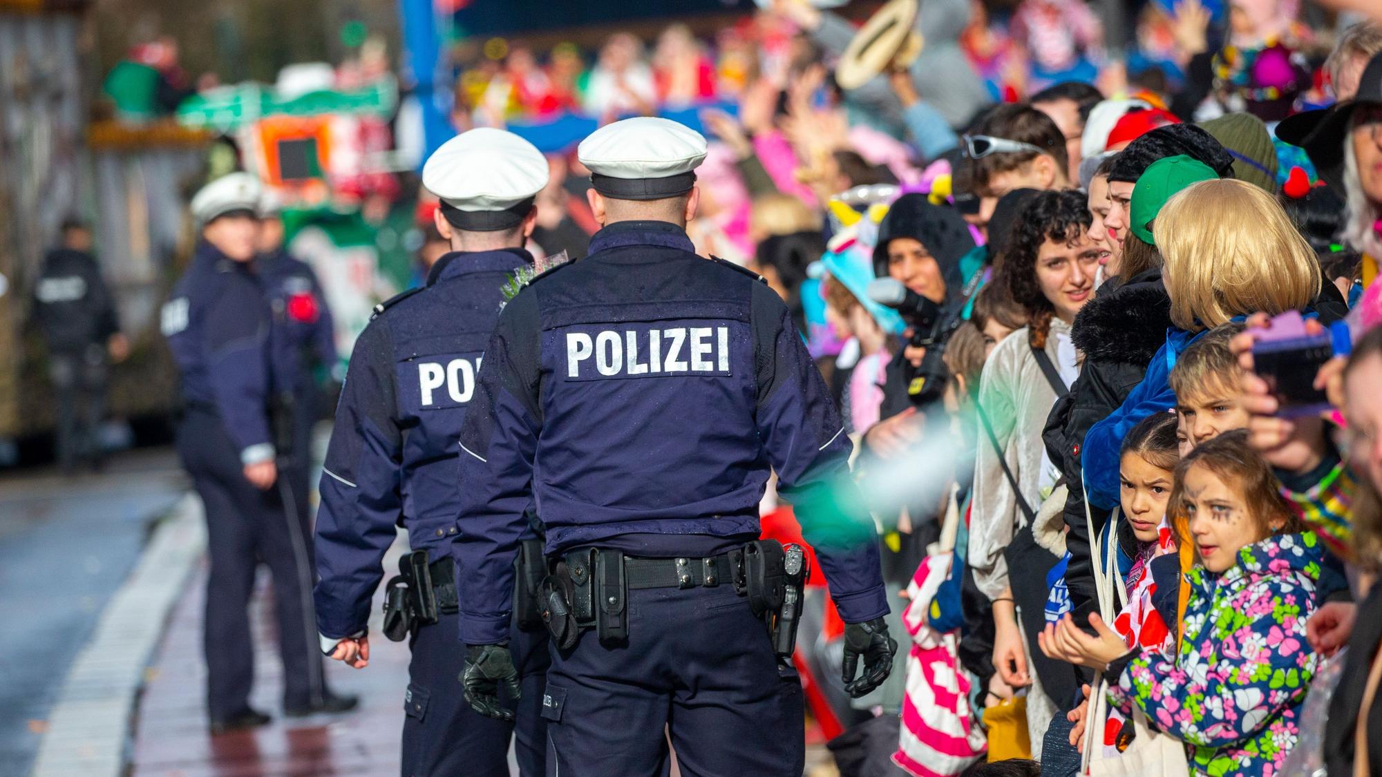 Polizisten im Einsatz am Kölner Rosenmontag