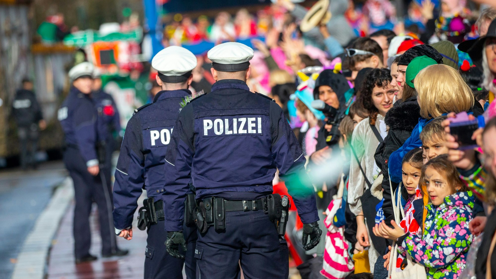 Polizisten unterwegs im Kölner Rosenmontagszug