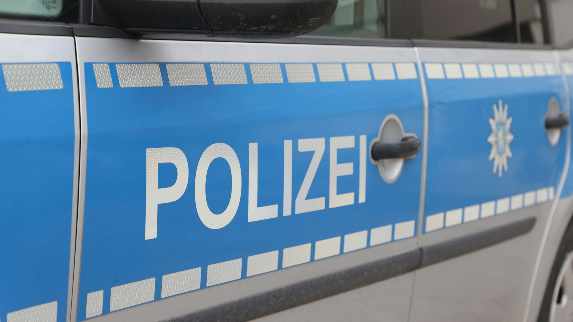 Schriftzug „Polizei“ an einem Dienstauto der Thüringer Polizei.