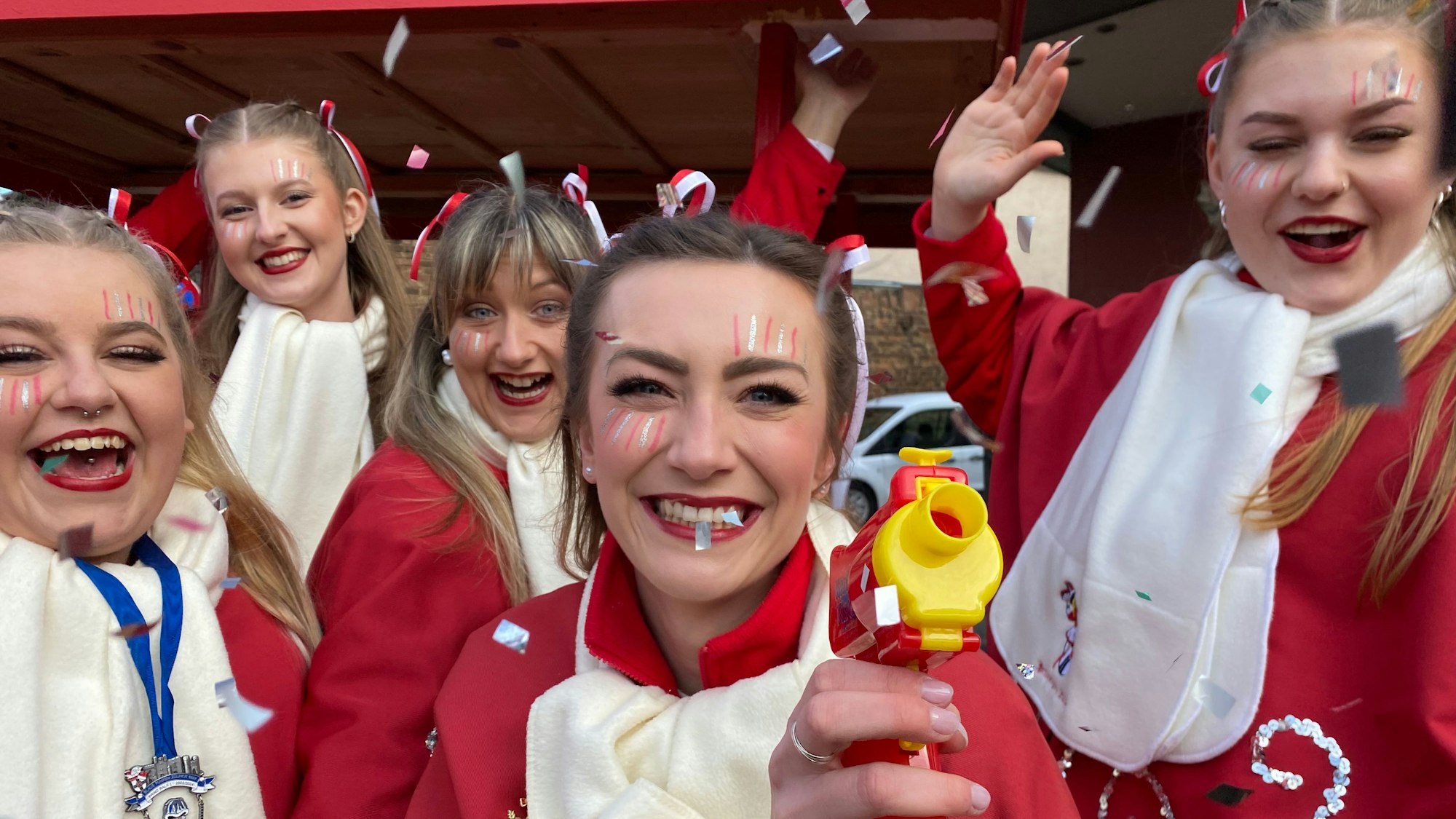 Die Damengarde verbeitete gute Laune und schoss mit Glitter um sich.