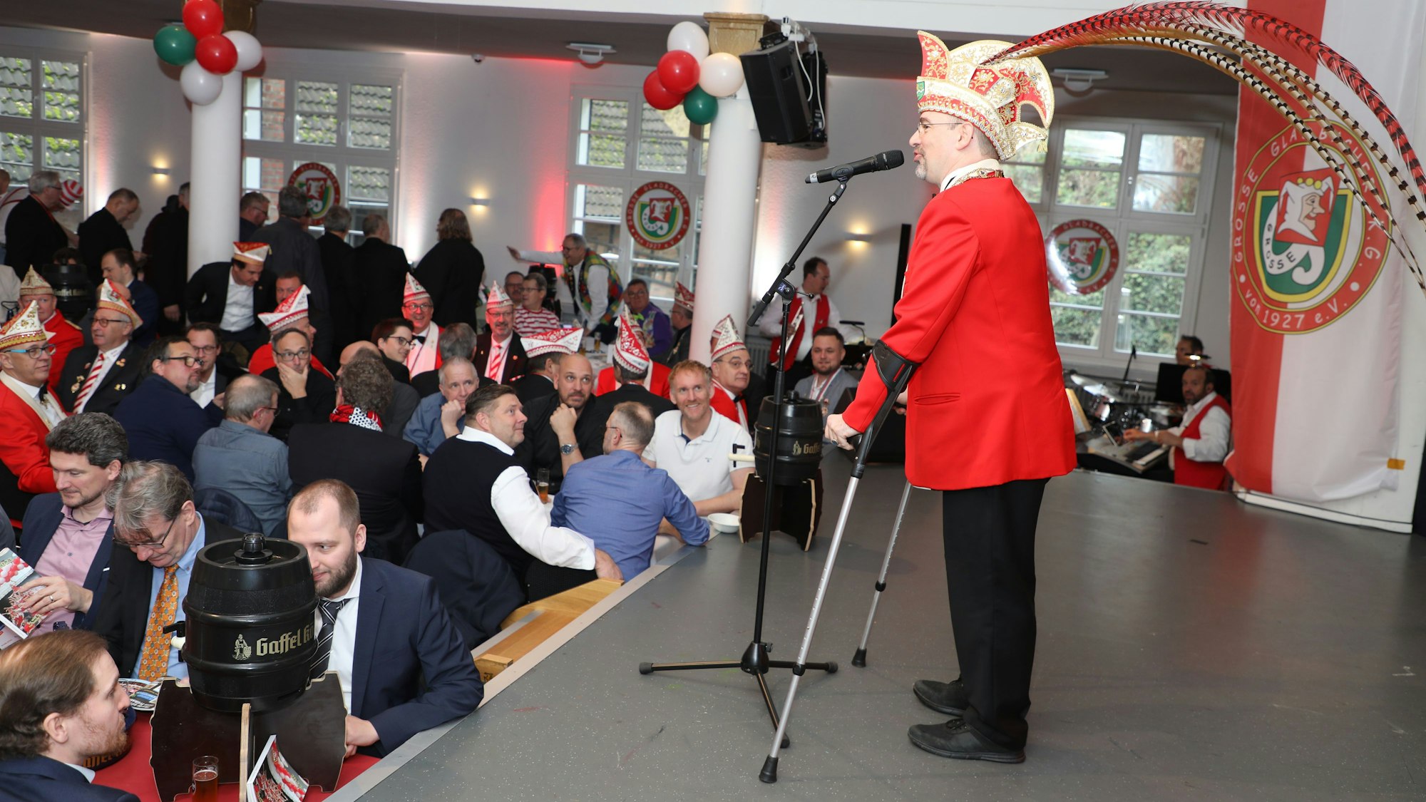 Alexander Pfister steht mit Krücken auf der Bühne des Bocker Saals in Bergisch Gladbach.